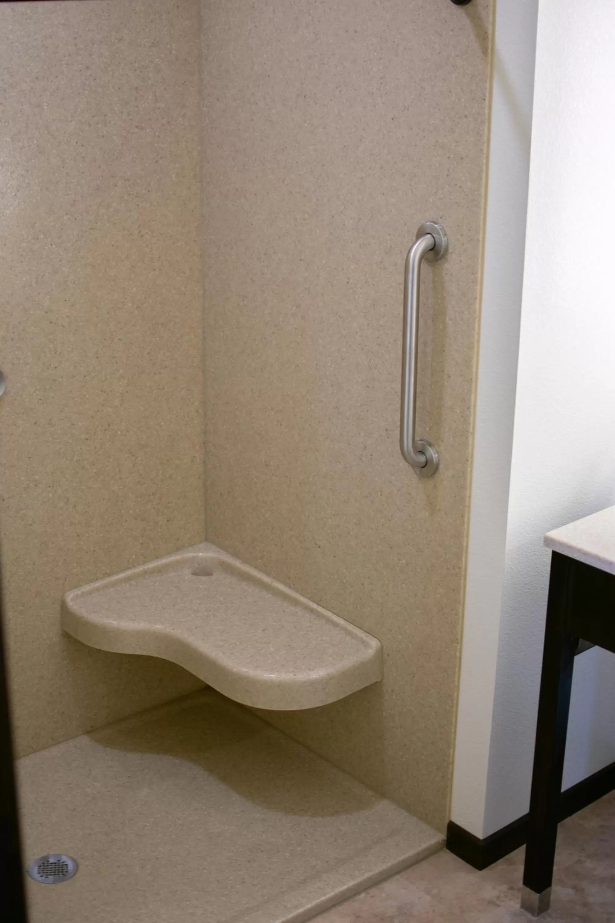 Shower in Boarders Inn & Suites by Cobblestone Hotels - Syracuse