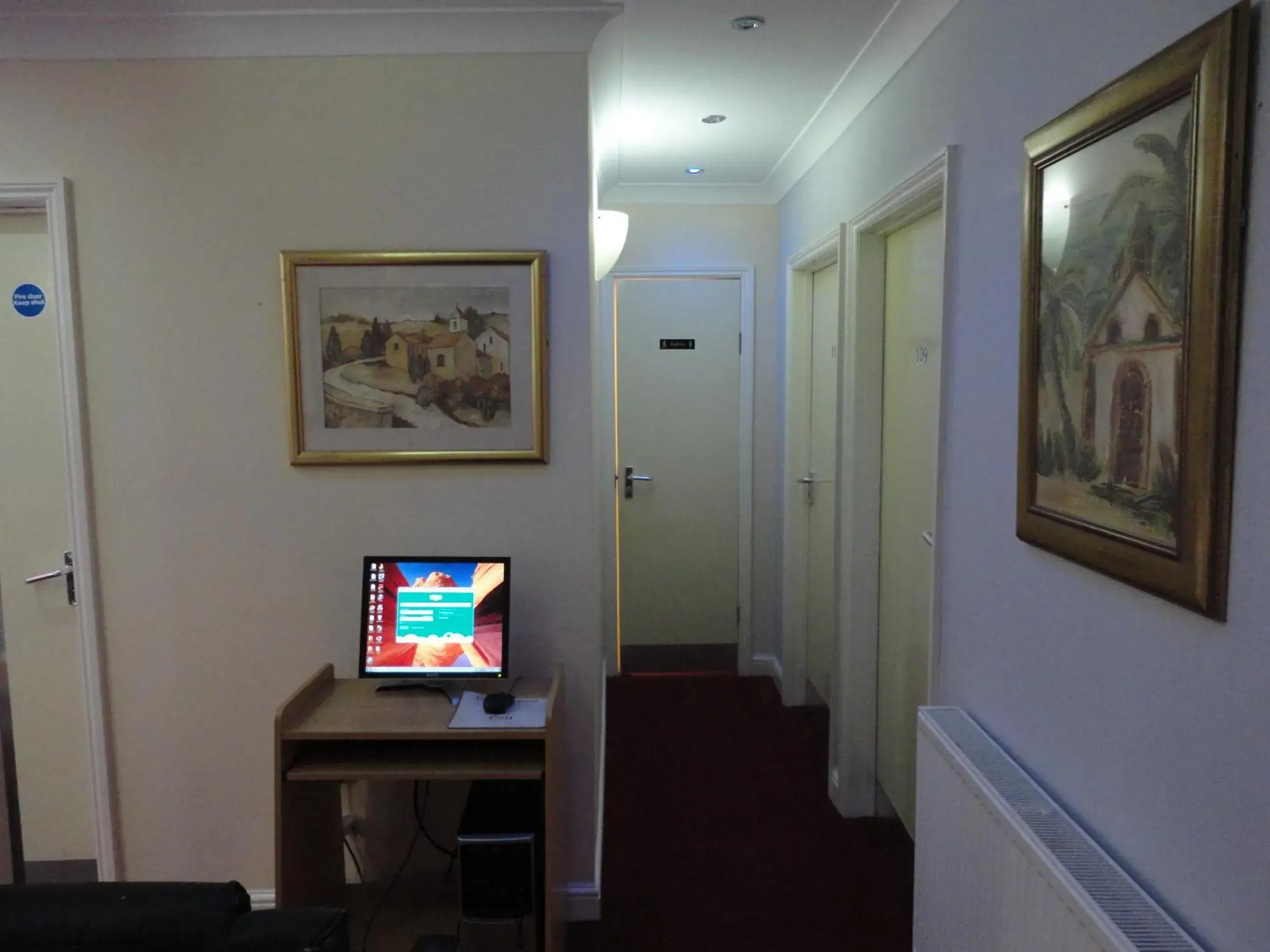 TV and multimedia, TV/Entertainment Center in City View Hotel - Roman Road Market