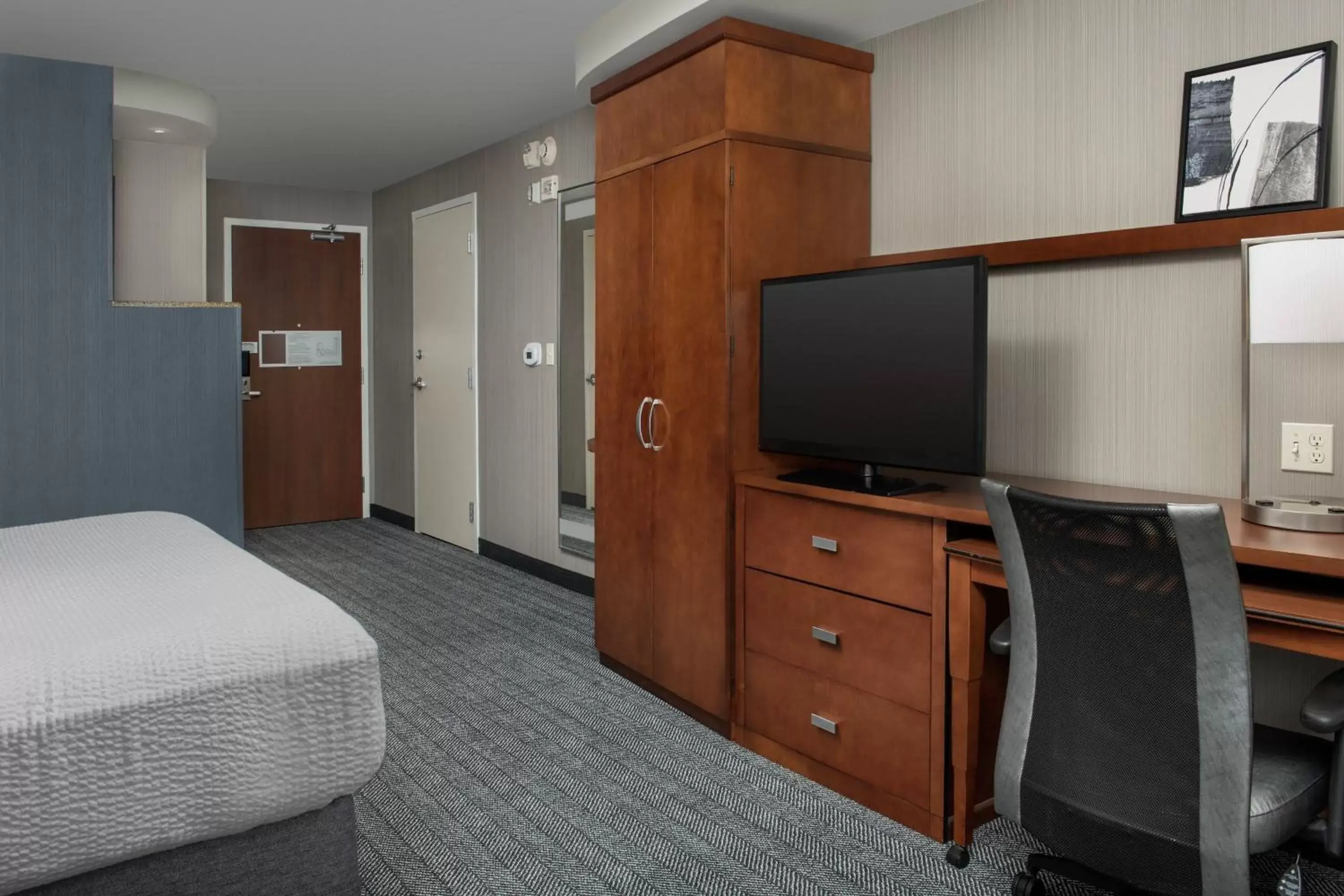 Photo of the whole room, TV/Entertainment Center in Courtyard by Marriott Seattle Kirkland