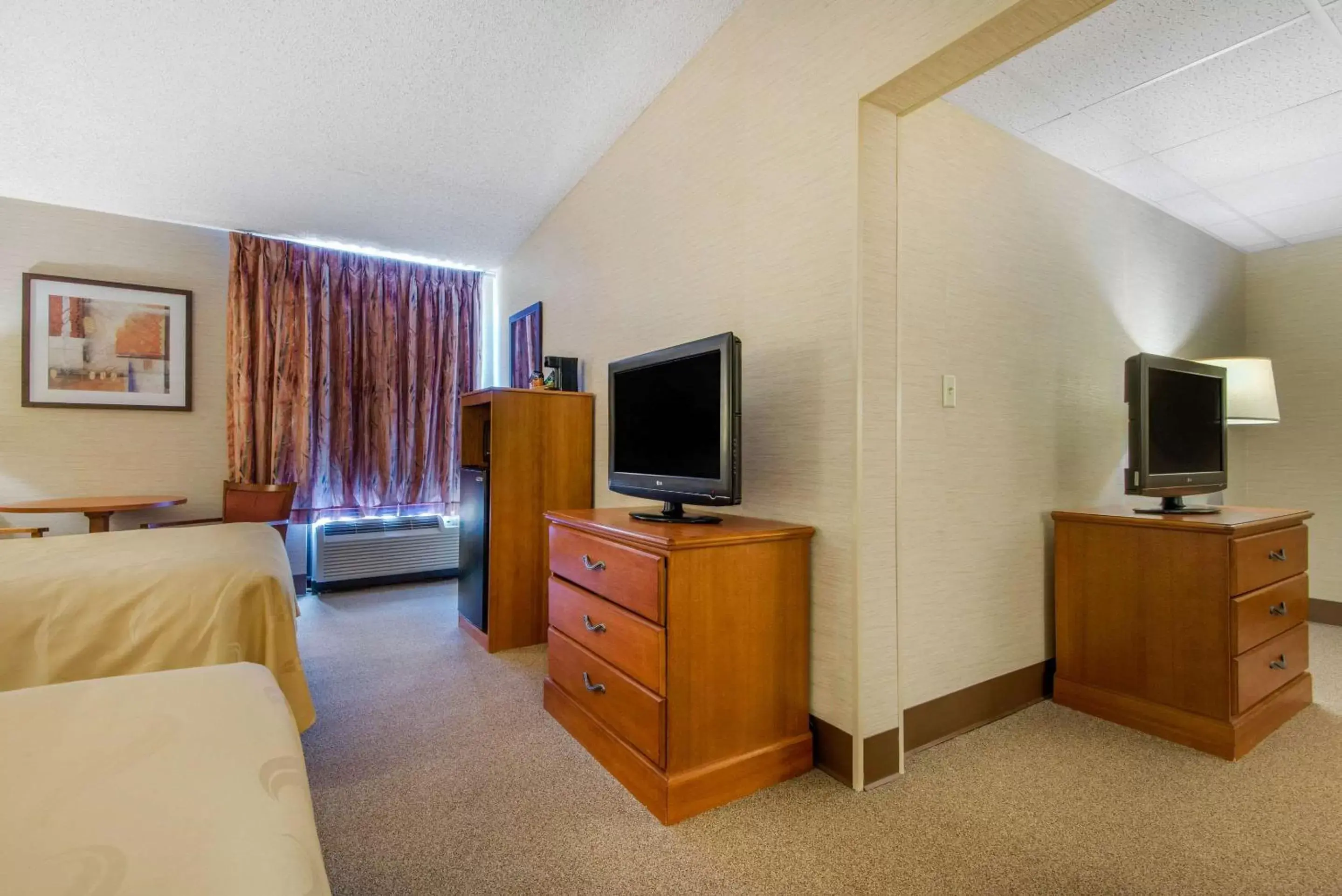 Photo of the whole room, TV/Entertainment Center in Quality Inn & Suites Mansfield