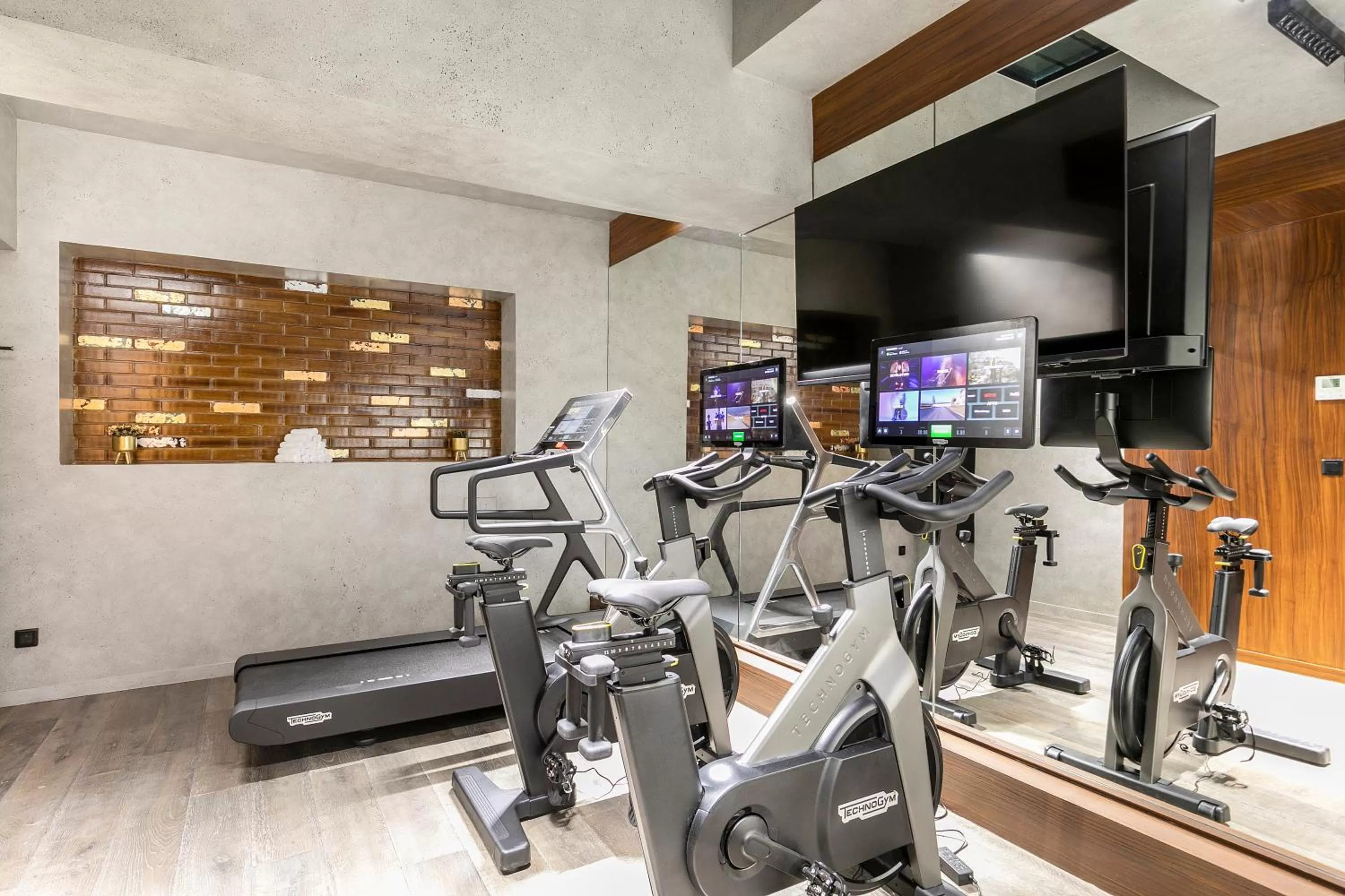 Fitness centre/facilities in CARD Hôtel