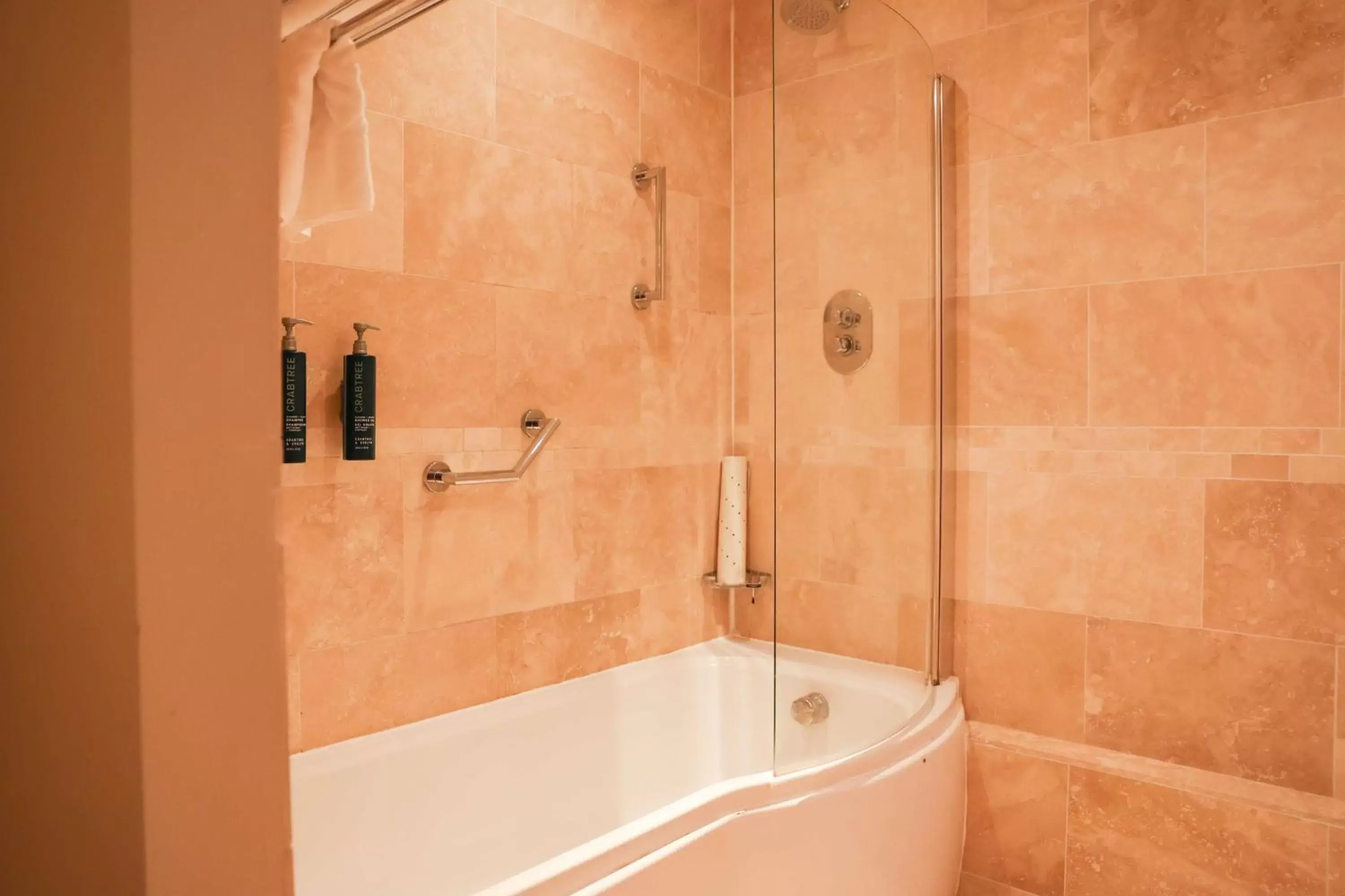 Bathroom in DoubleTree By Hilton Milton Keynes Bathroom in DoubleTree By Hilton Milton Keynes