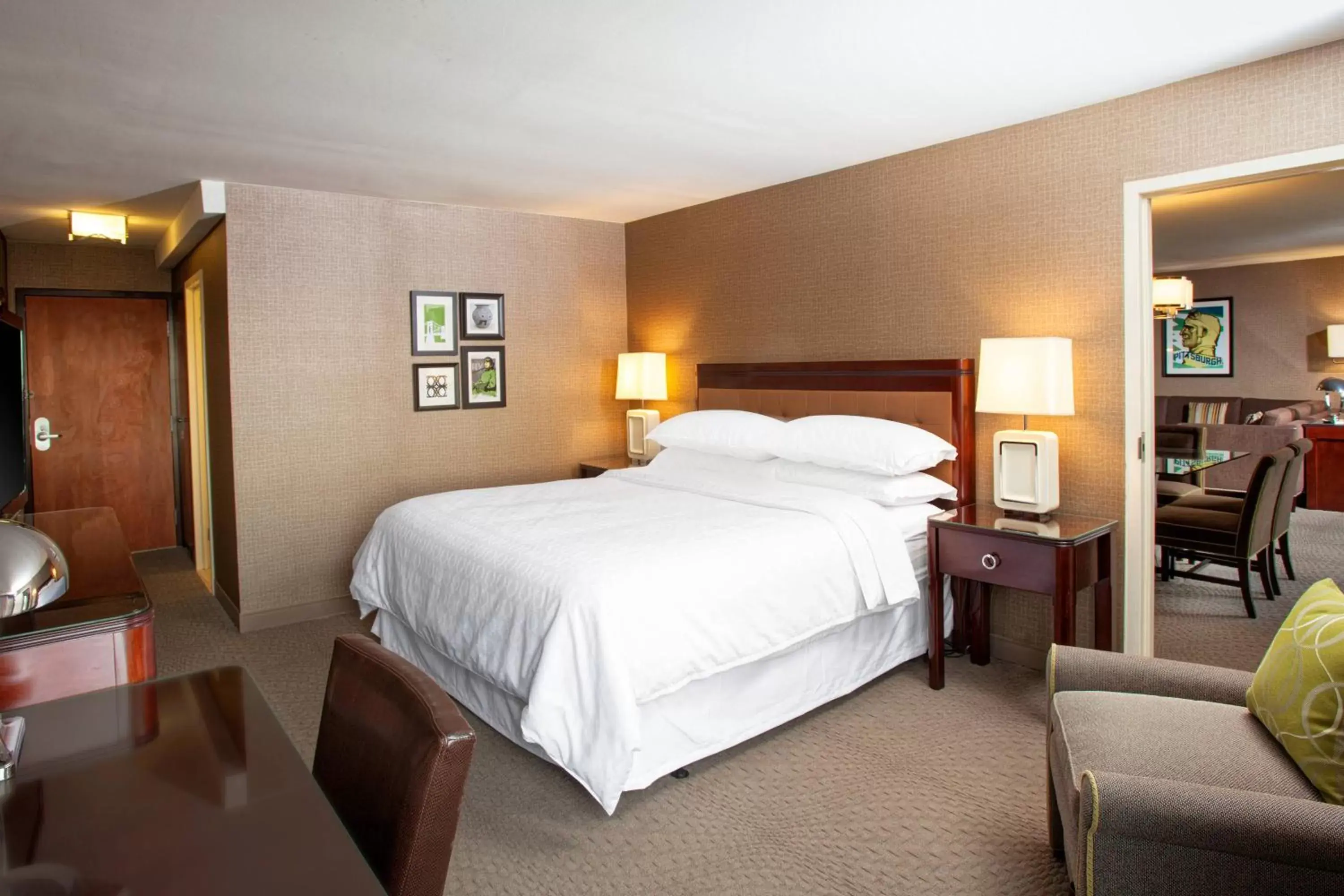 Photo of the whole room, Bed in Sheraton Pittsburgh Airport Hotel