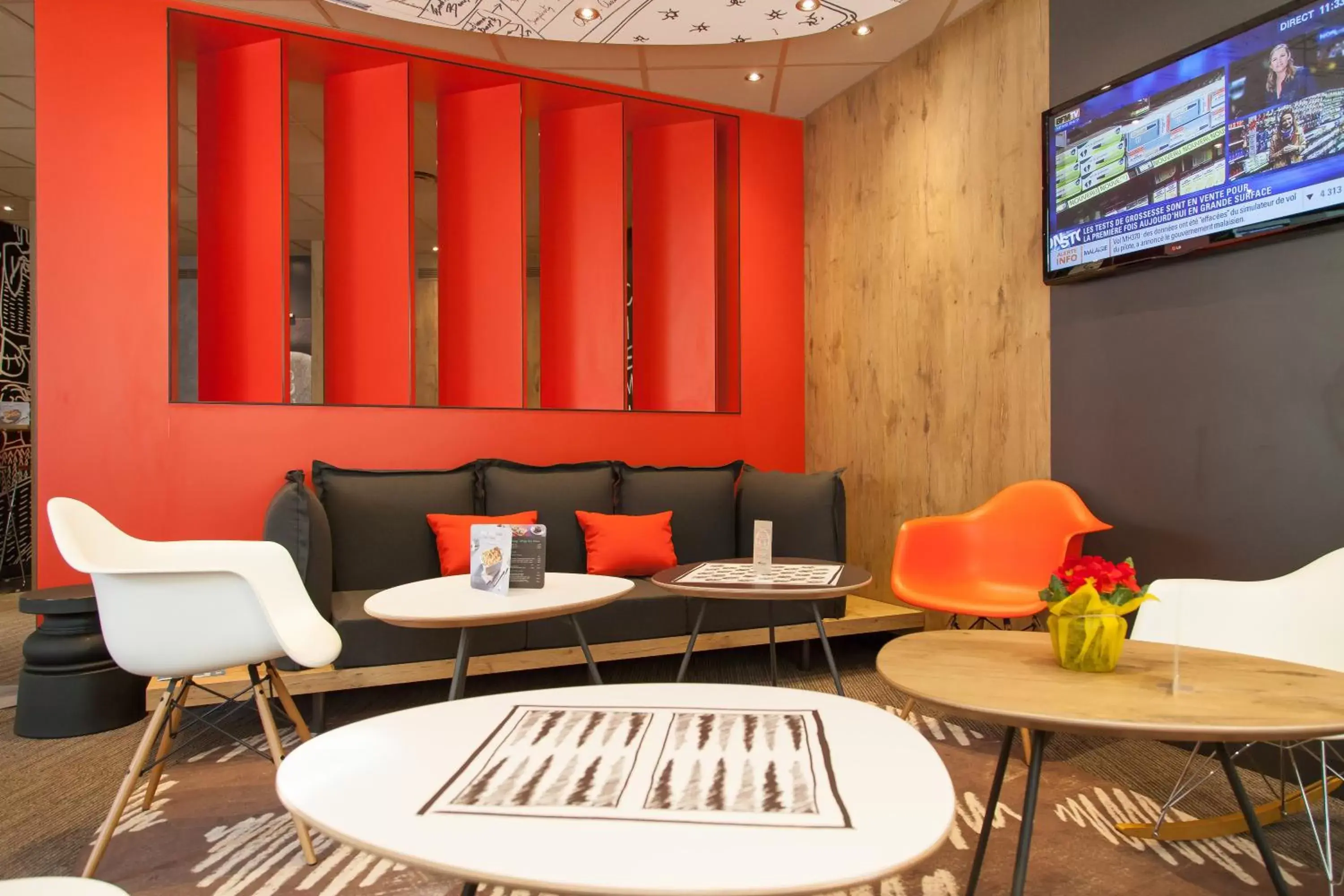 Lounge or bar in ibis Poitiers Centre