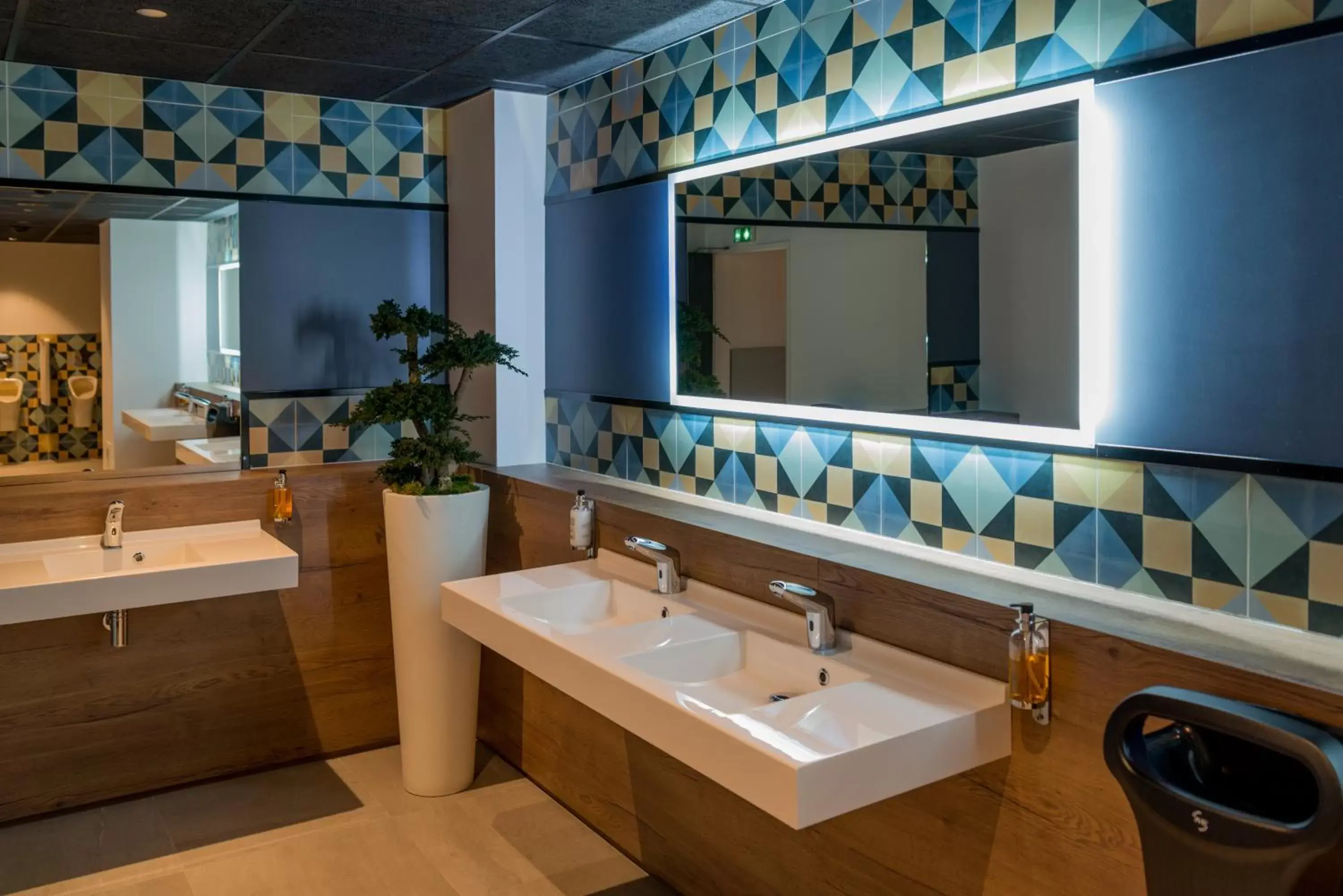 Property building, Bathroom in Hotel Mercure Toulouse Centre Compans