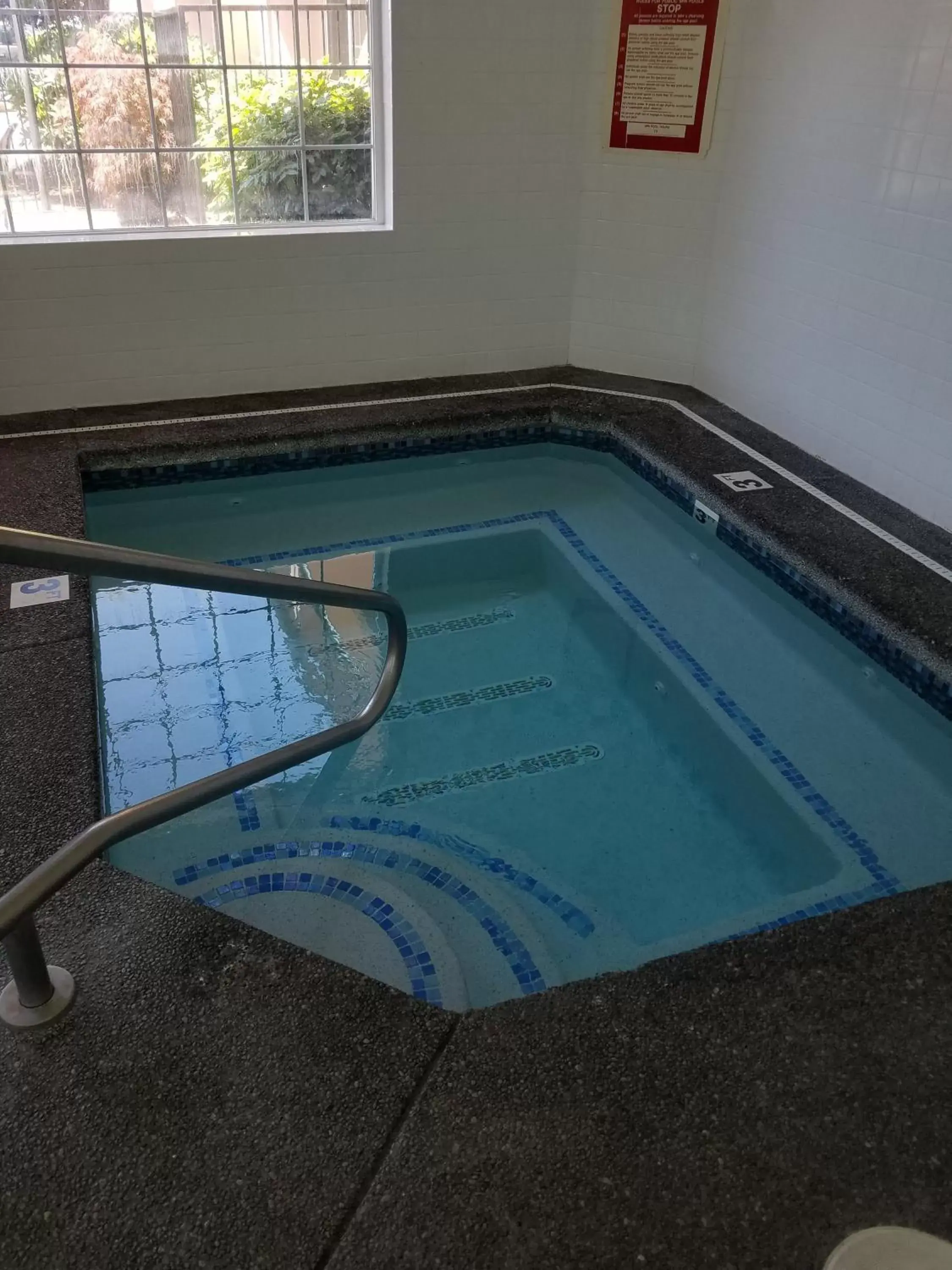 Hot Tub, Swimming Pool in Best Western Sandy Inn