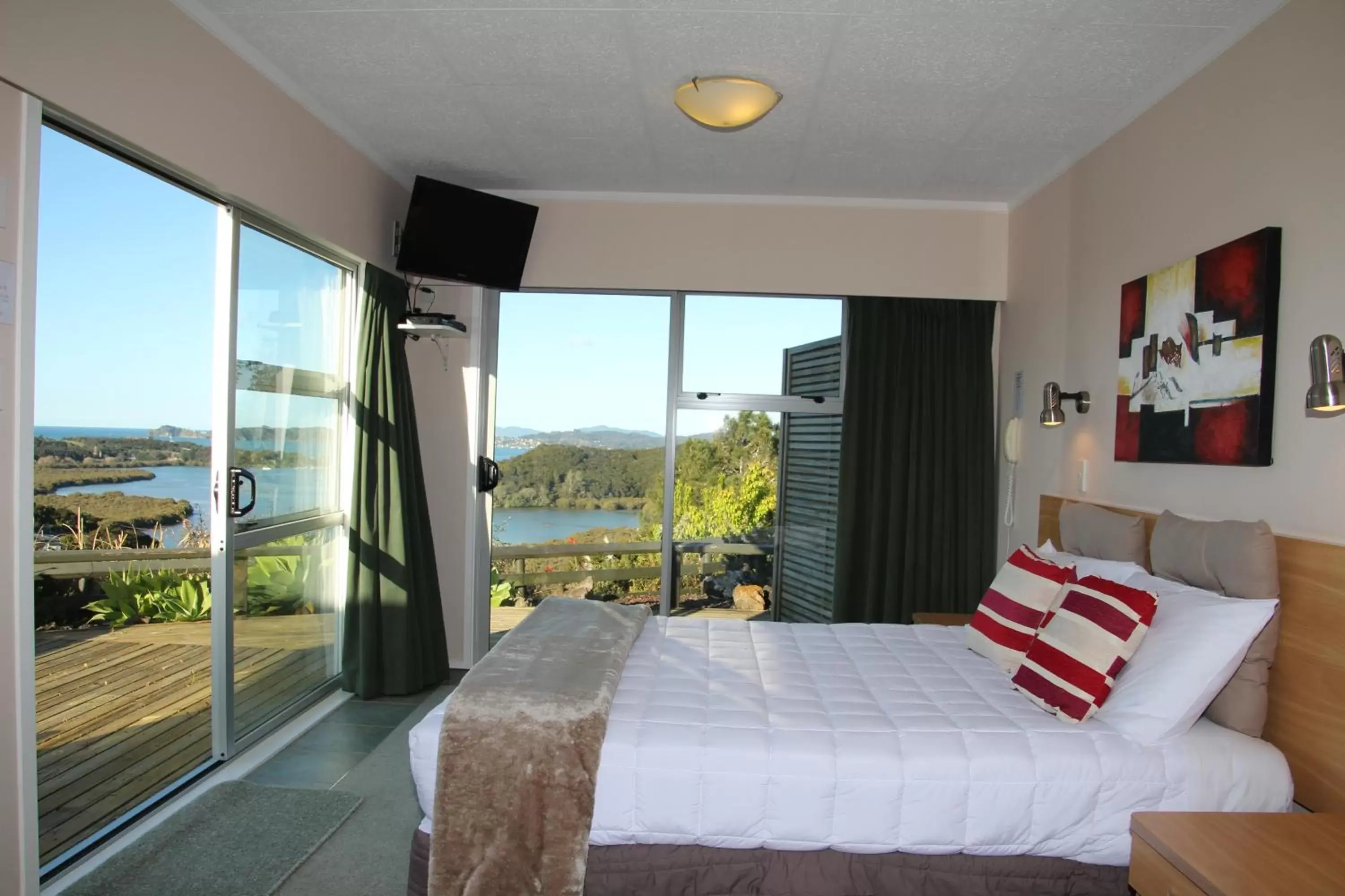 Bed in Cook's Lookout Motel