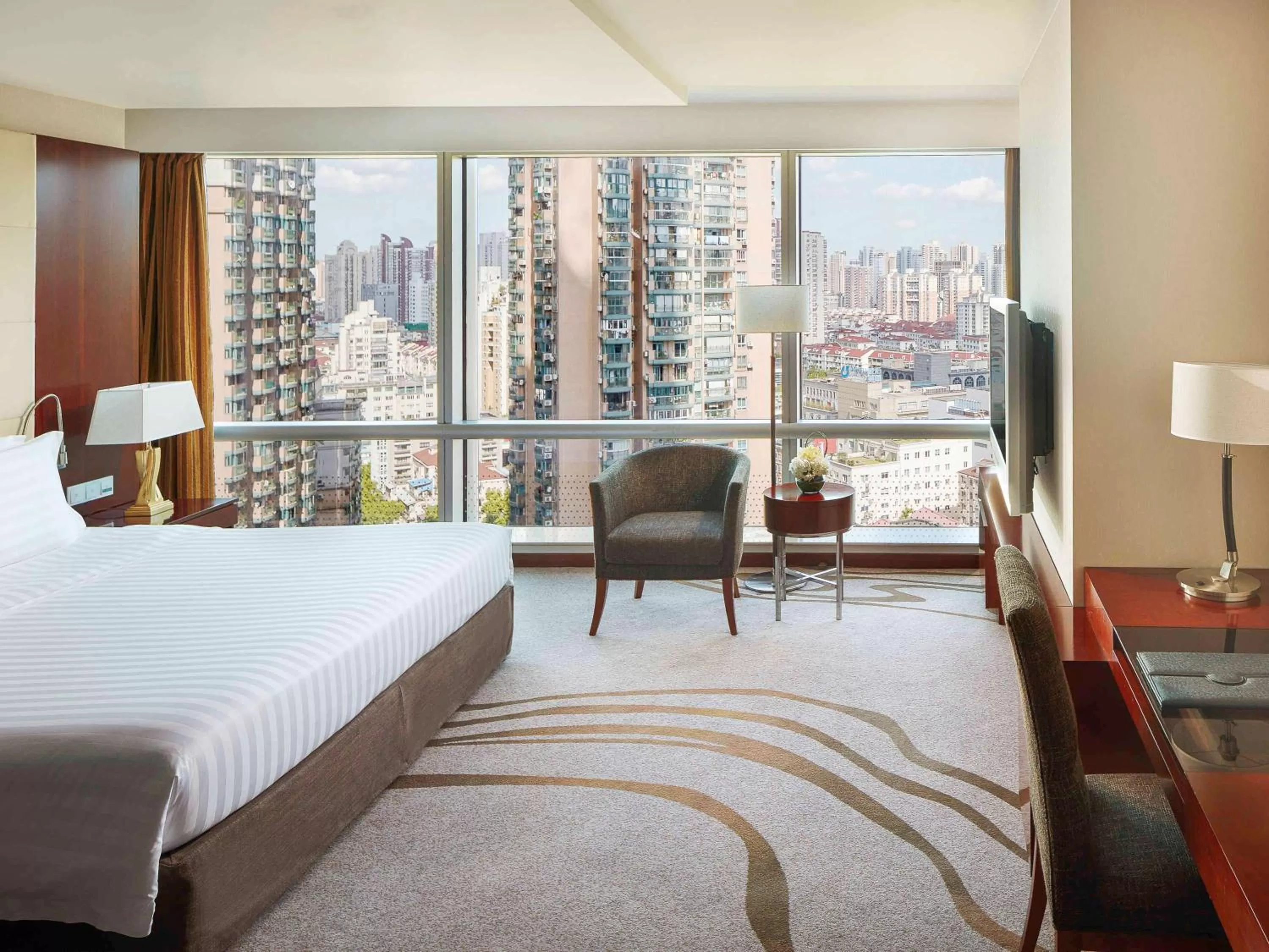 Photo of the whole room, Bed in Pullman Shanghai Central - In XinTianDi & Yu Garden Area