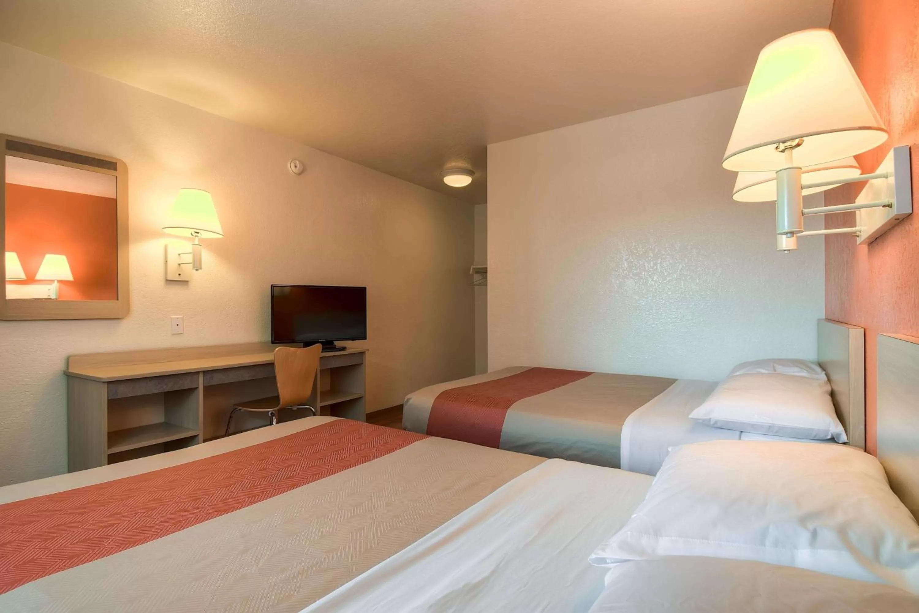 TV and multimedia, Bed in Motel 6-Westminster, CA - South - Long Beach Area