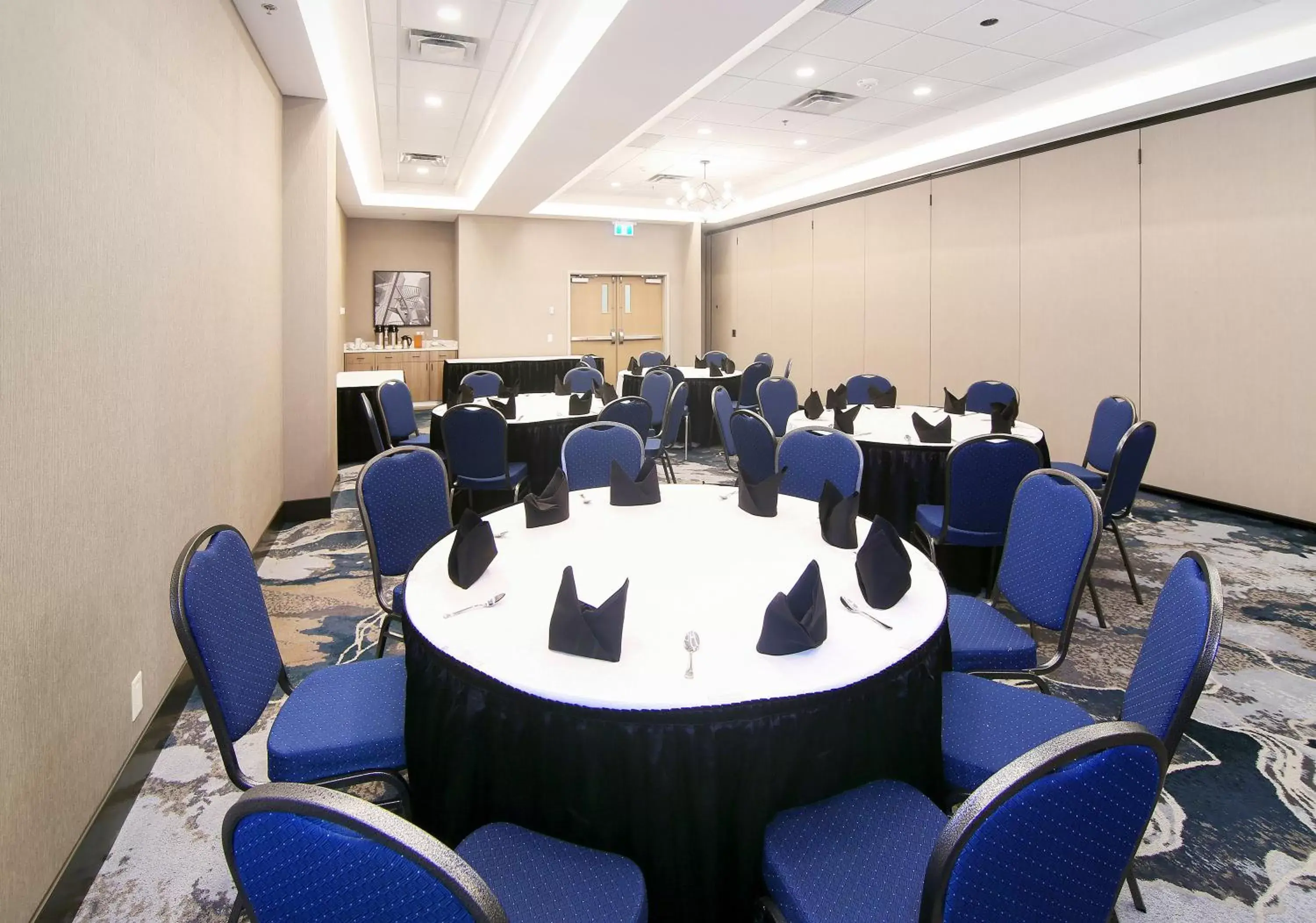 Meeting/conference room, Restaurant/Places to Eat in Holiday Inn Hotel & Suites - Calgary Airport North, an IHG Hotel
