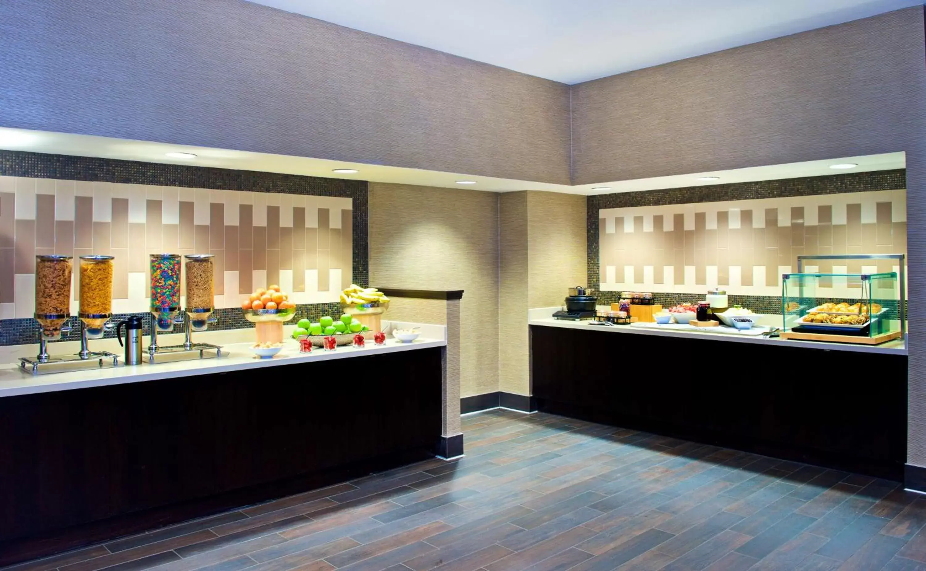 Dining area in Embassy Suites by Hilton Dulles Airport