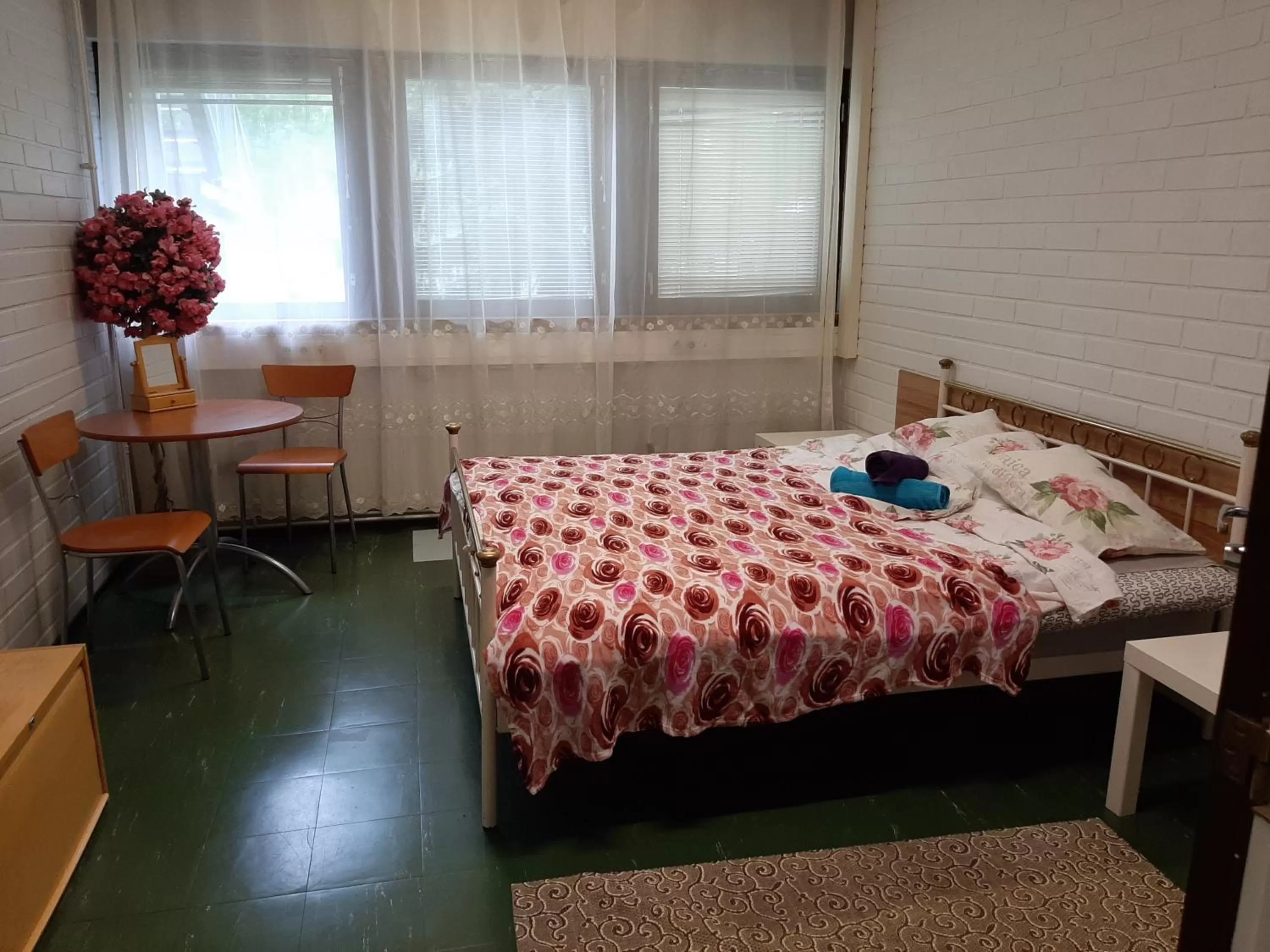 Photo of the whole room, Bed in Minimotel