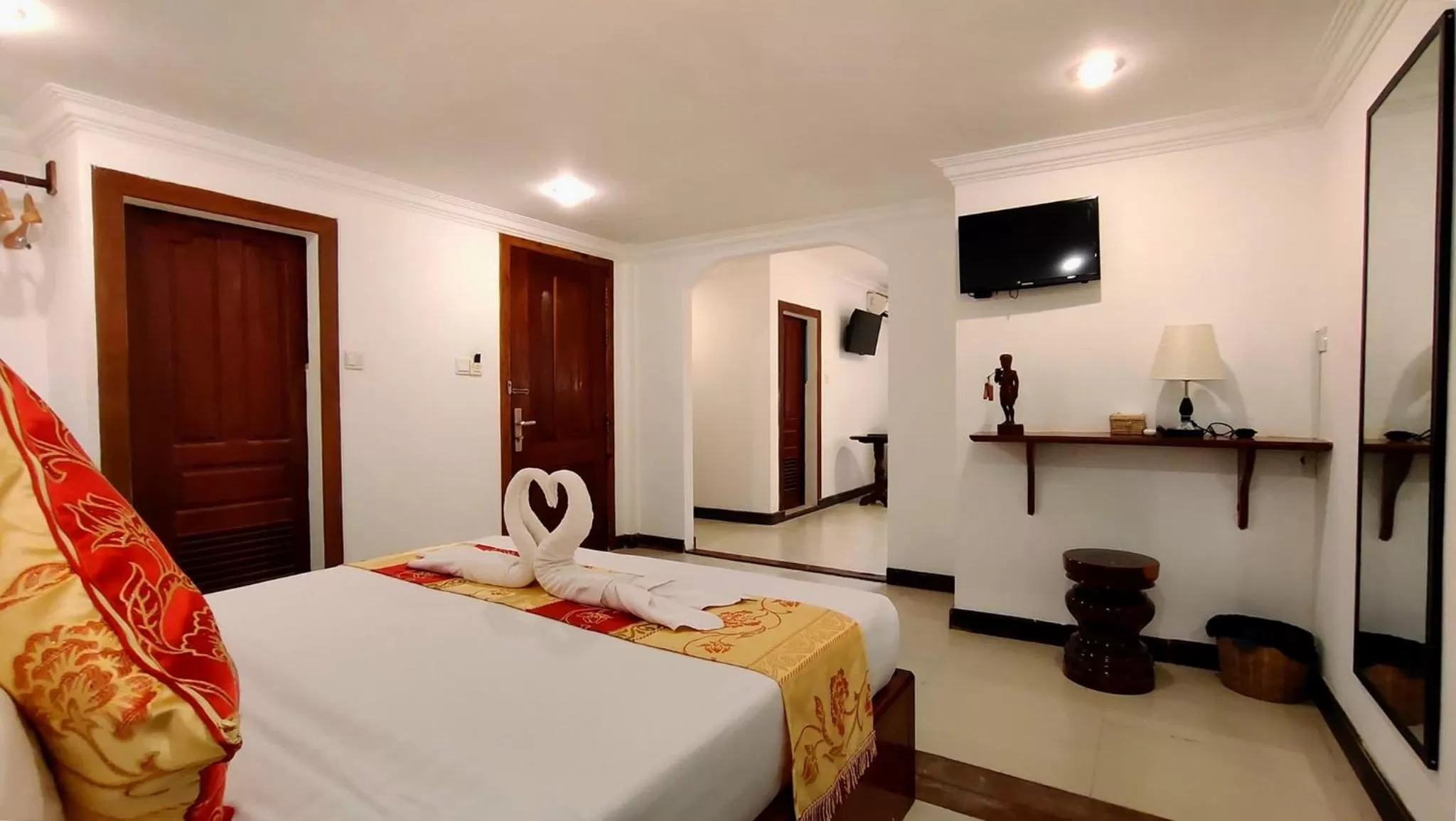 Photo of the whole room, Bed in La Villa du Bonheur