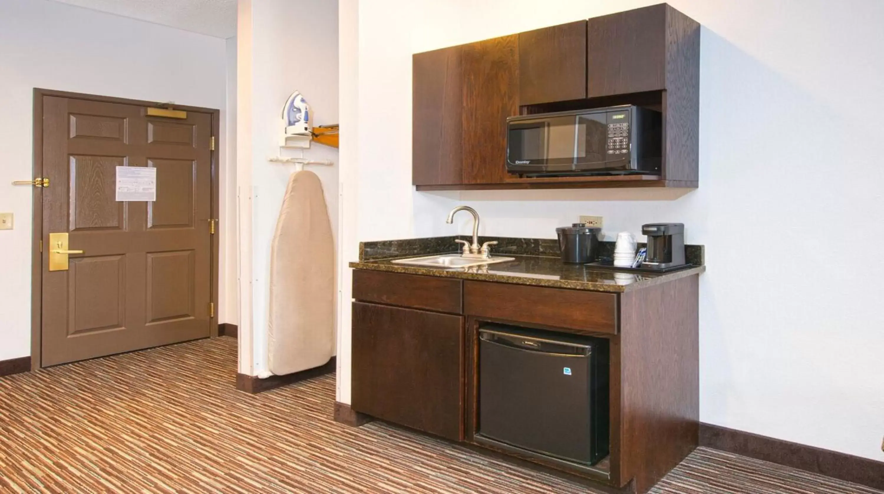 Photo of the whole room, Kitchen/Kitchenette in Holiday Inn Express Hotel & Suites Chicago-Deerfield/Lincolnshire, an IHG Hotel