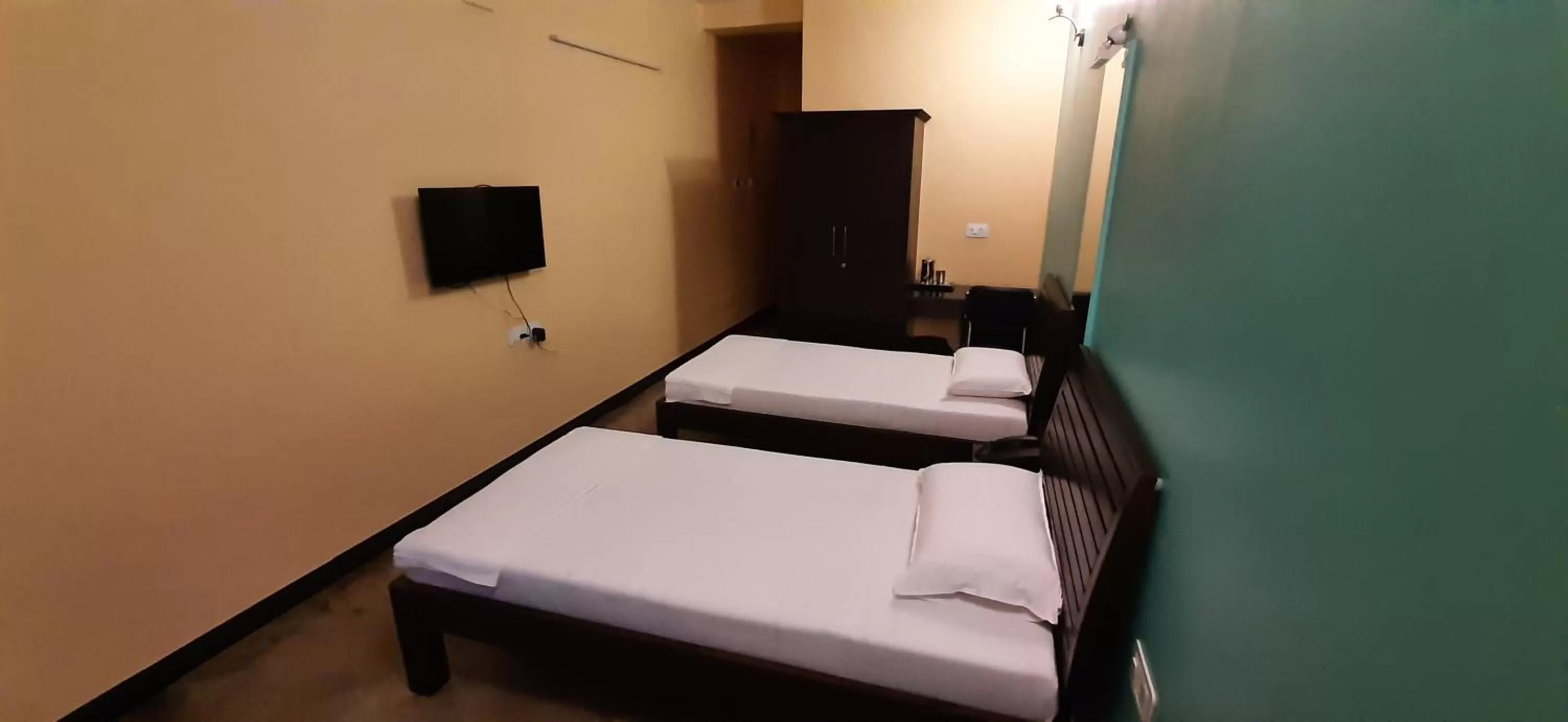 Bed in Chandru De Green