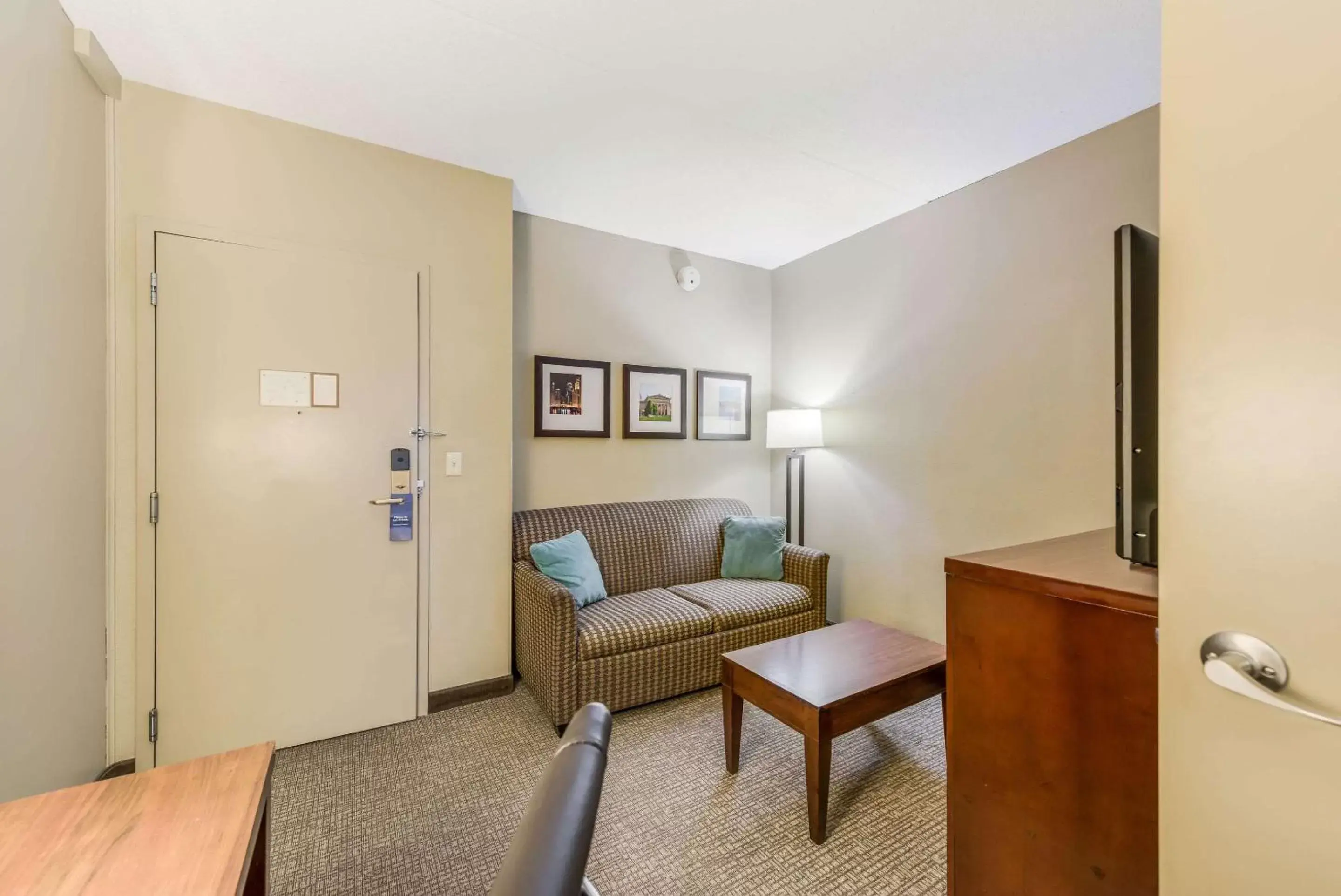 Photo of the whole room, Seating Area in Comfort Suites Chicago O'Hare Airport