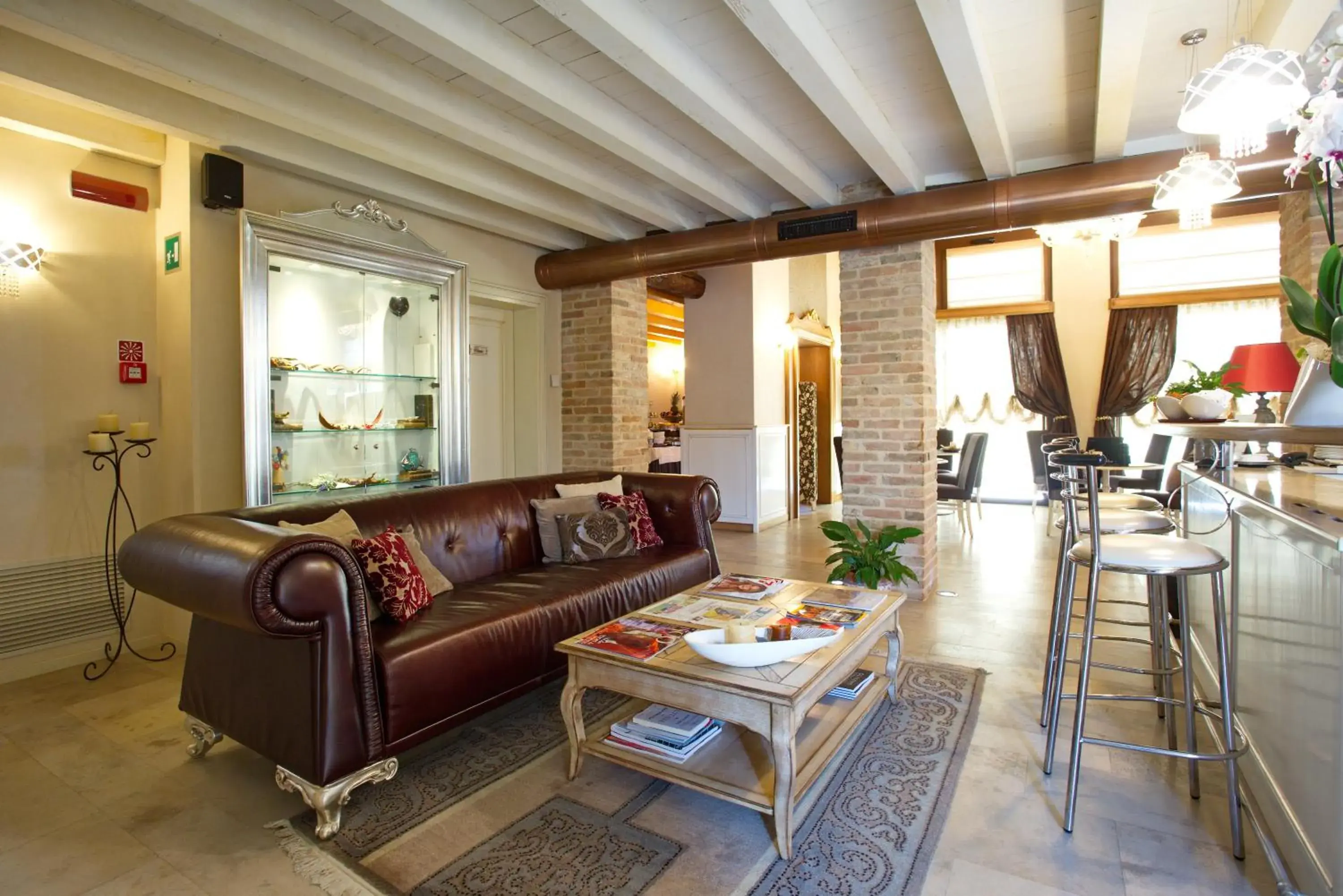 Communal lounge/ TV room, Seating Area in Hotel Asolo