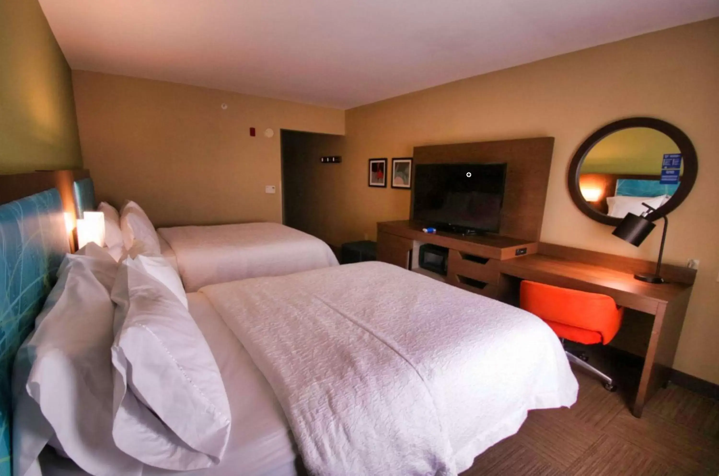 Bedroom in Hampton Inn & Suites Jacksonville Beach Boulevard/Mayo Clinic