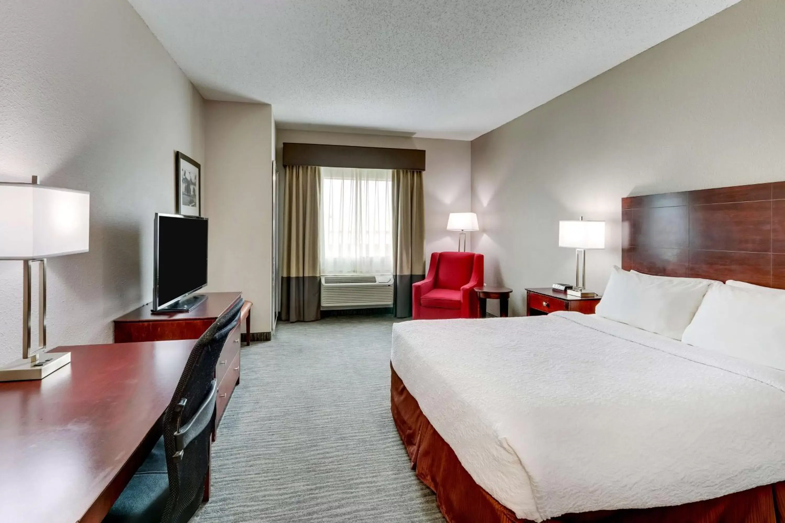 Bedroom, TV/Entertainment Center in Best Western PLUS University Inn & Suites