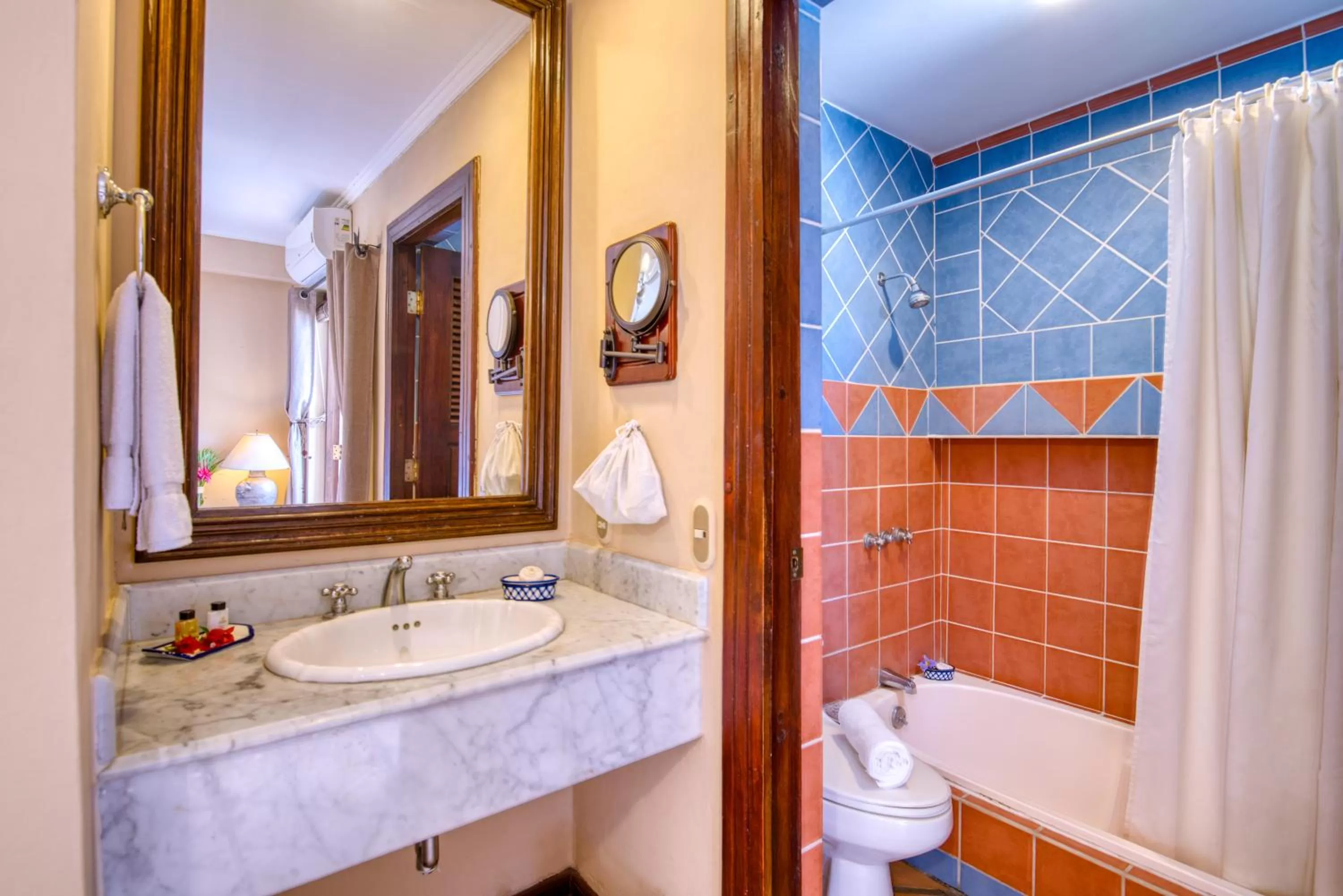 Bathroom in Hotel Los Robles, Managua, Nicaragua