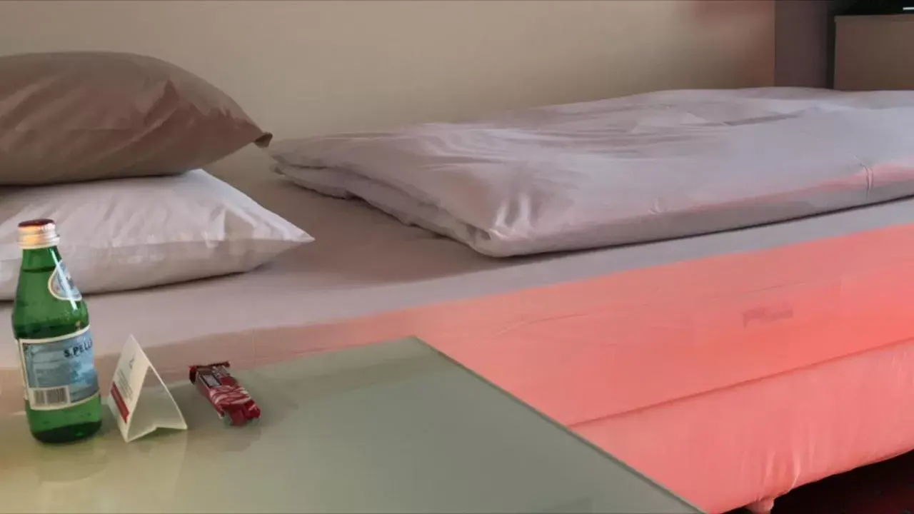 Bed in Art 'Otel