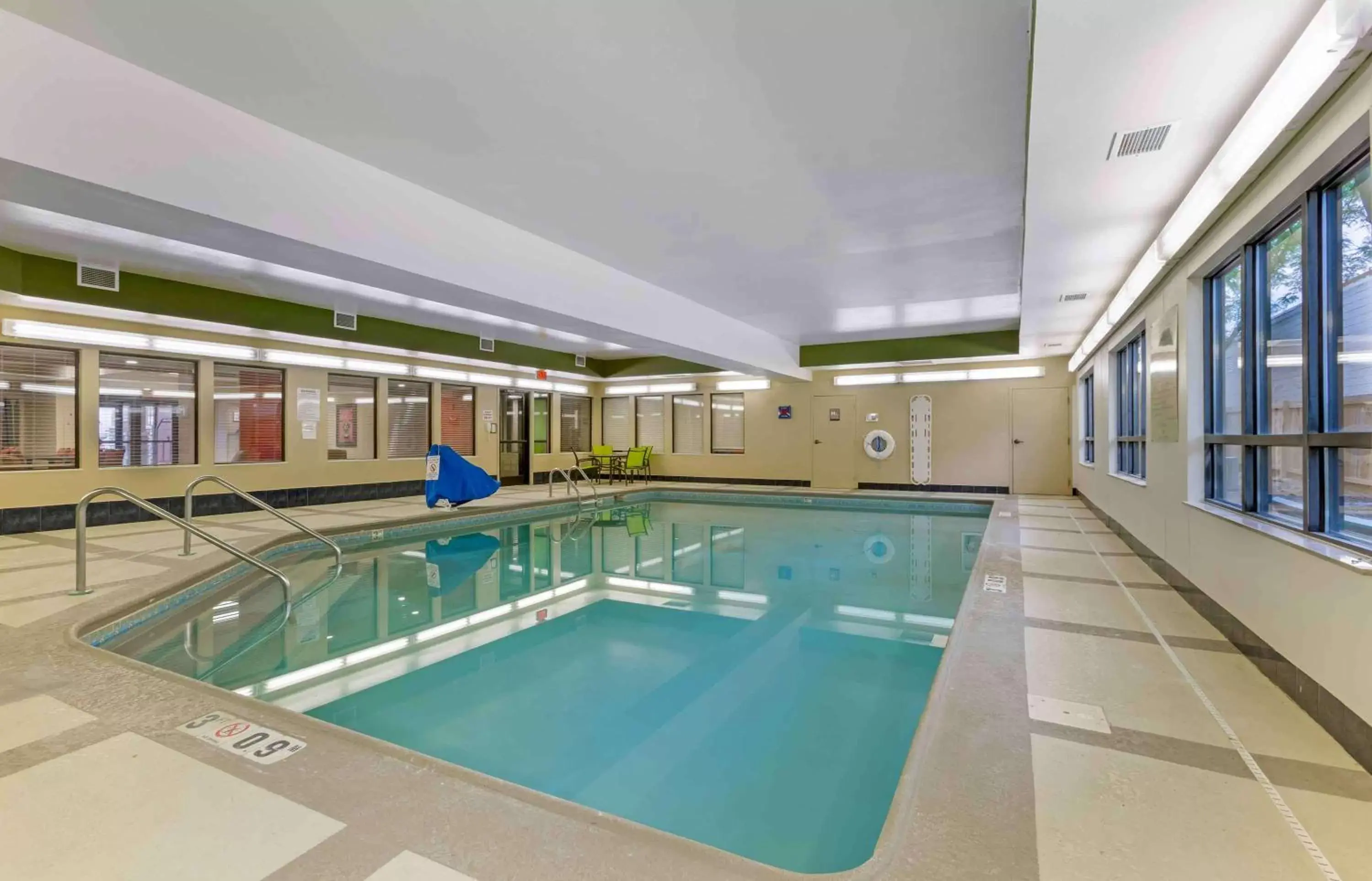 Pool view, Swimming Pool in Extended Stay America Suites - Findlay - Tiffin Avenue
