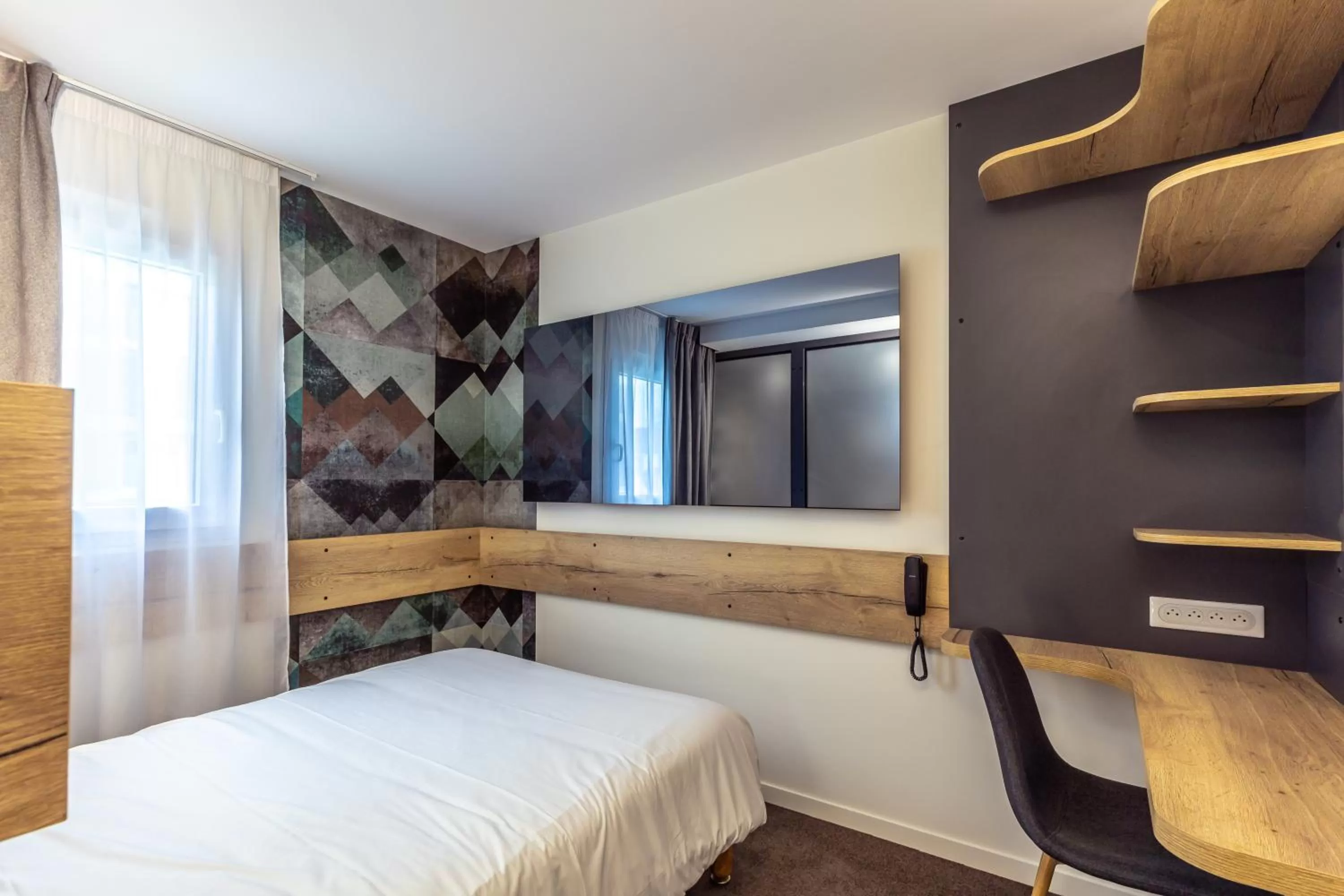 Bedroom, Bed in The Originals City, Hôtel Hélios, Roanne Nord