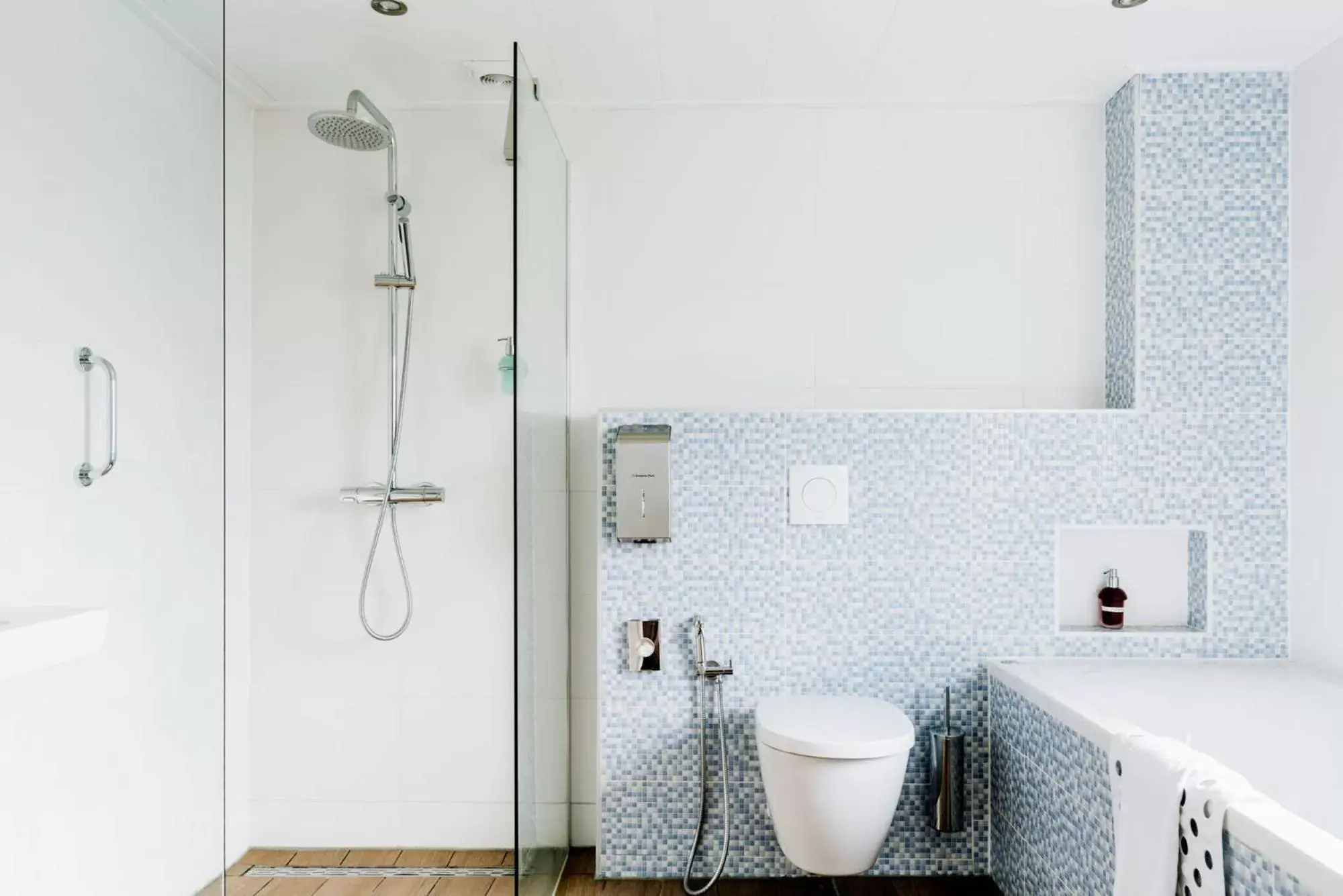 Shower, Bathroom in Hotel 't Paviljoen