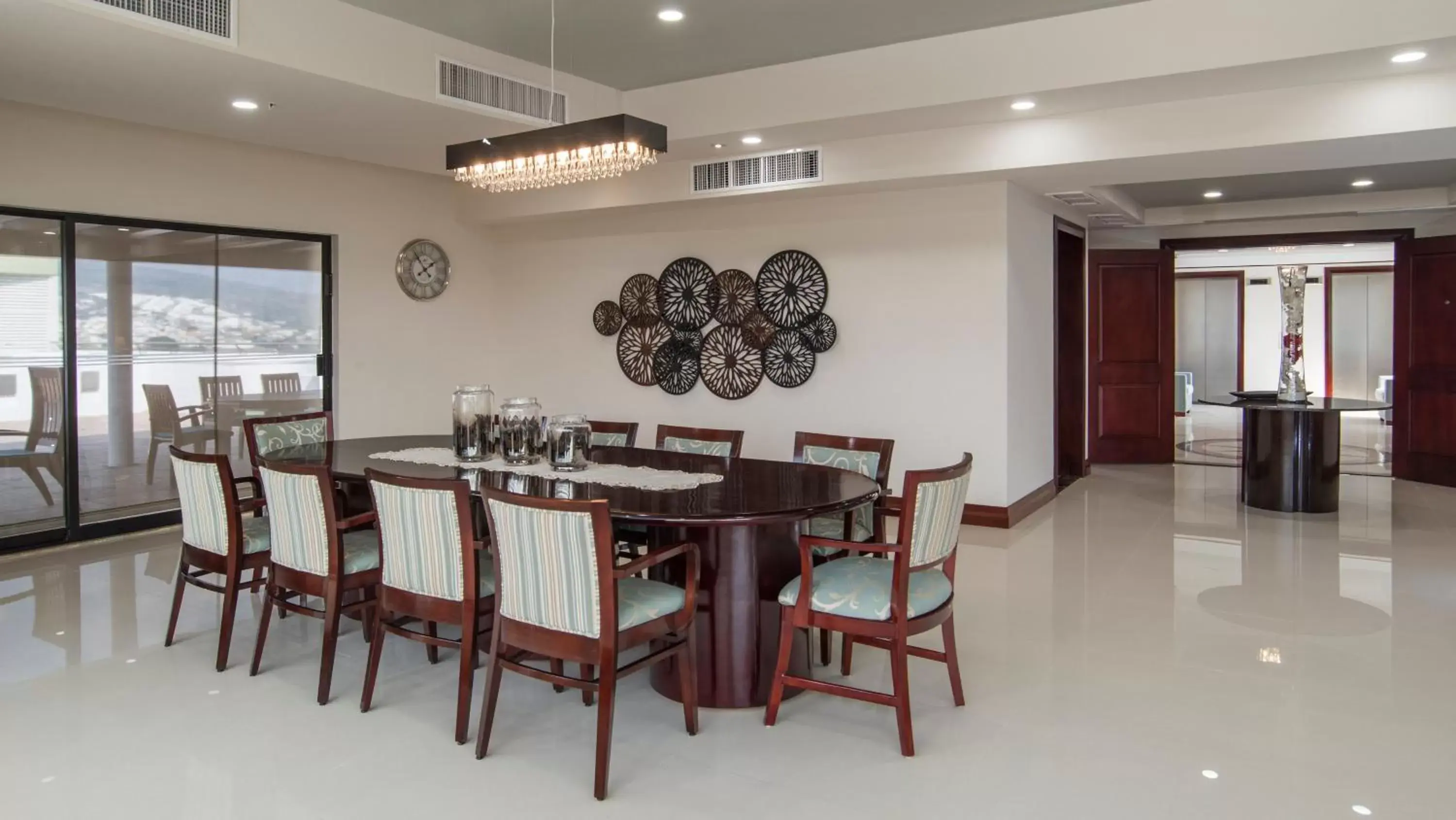 Photo of the whole room, Dining Area in Holiday Inn Tuxtla Gutierrez, an IHG Hotel