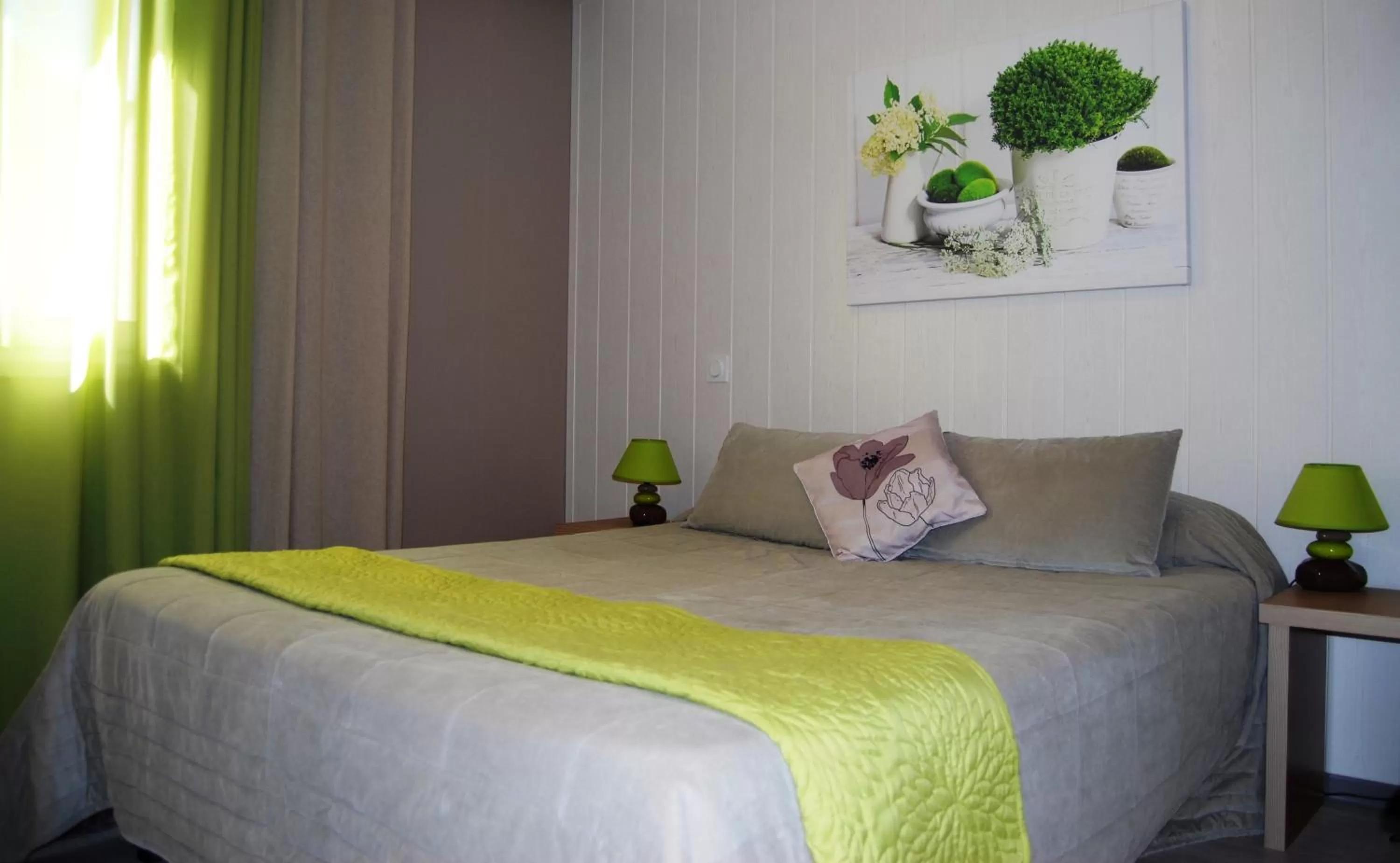 Property building, Bed in Logis Hôtel Restaurant du Midi - Rodez Centre