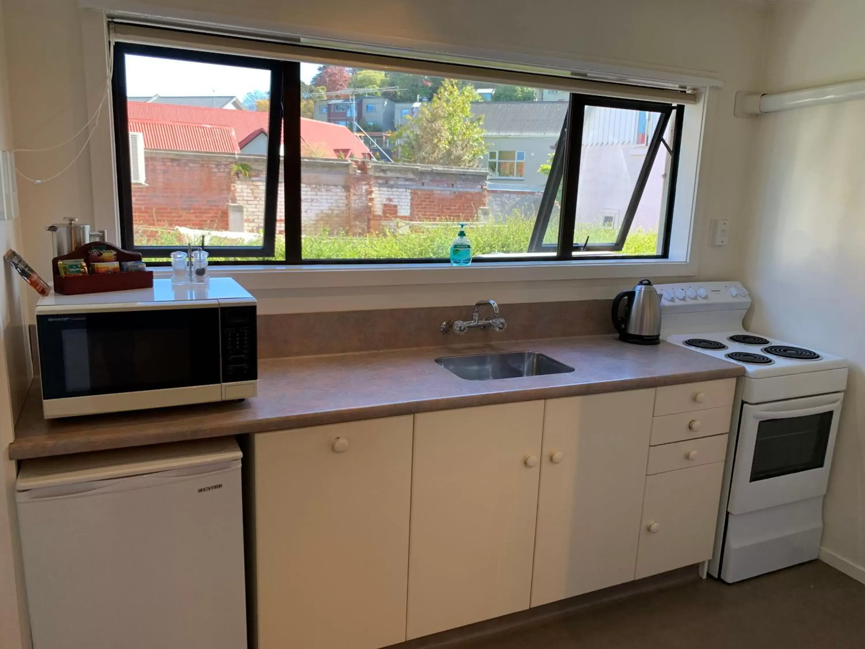 Kitchen/Kitchenette in 755 Regal Court Motel