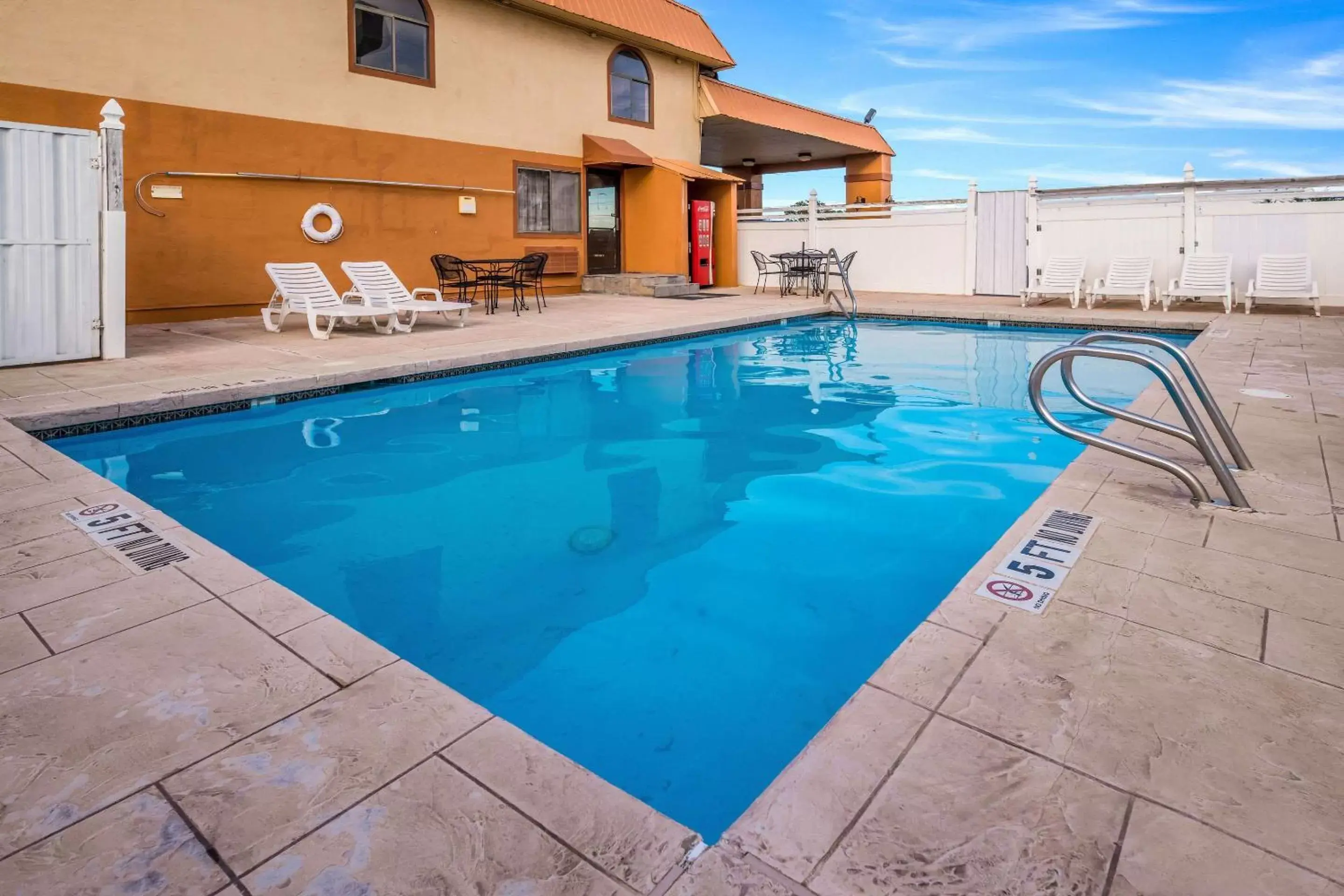 Activities, Swimming Pool in Quality Inn Clovis