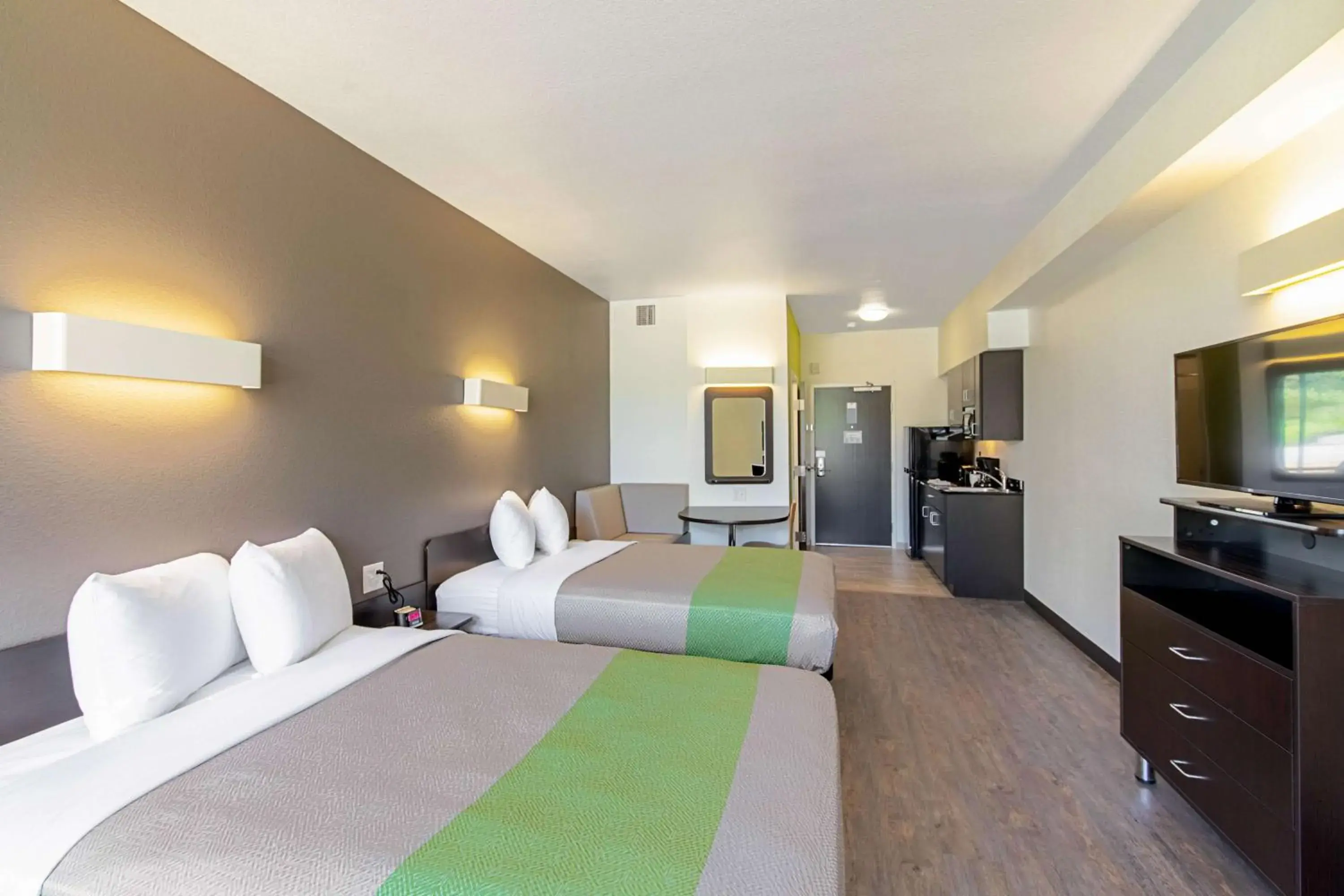 TV and multimedia, Bed in Studio 6 Austin Airport TV and multimedia, Bed in Studio 6 Austin Airport