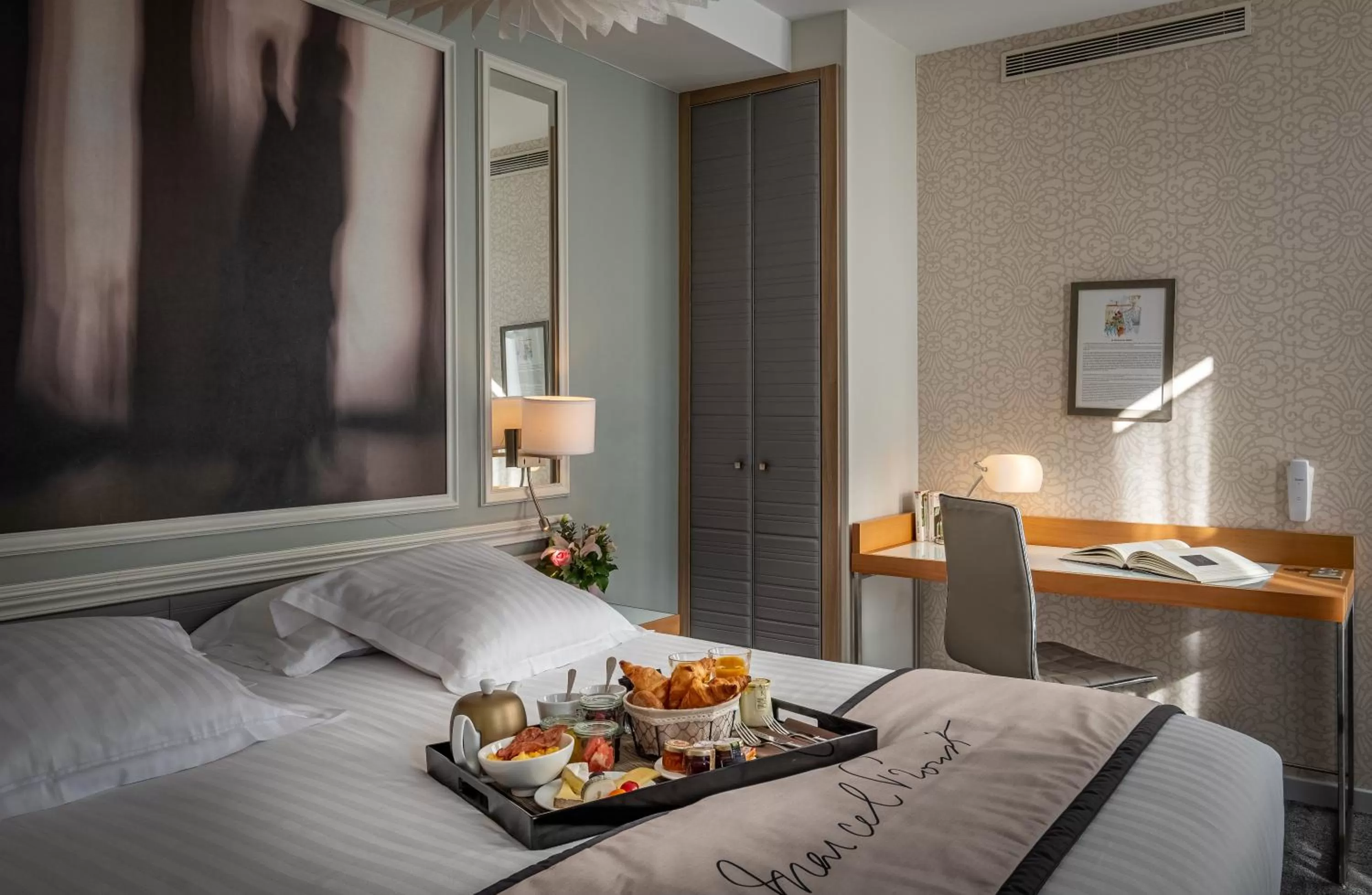 Food and drinks, Bed in Hotel Litteraire Le Swann, BW Premier Collection