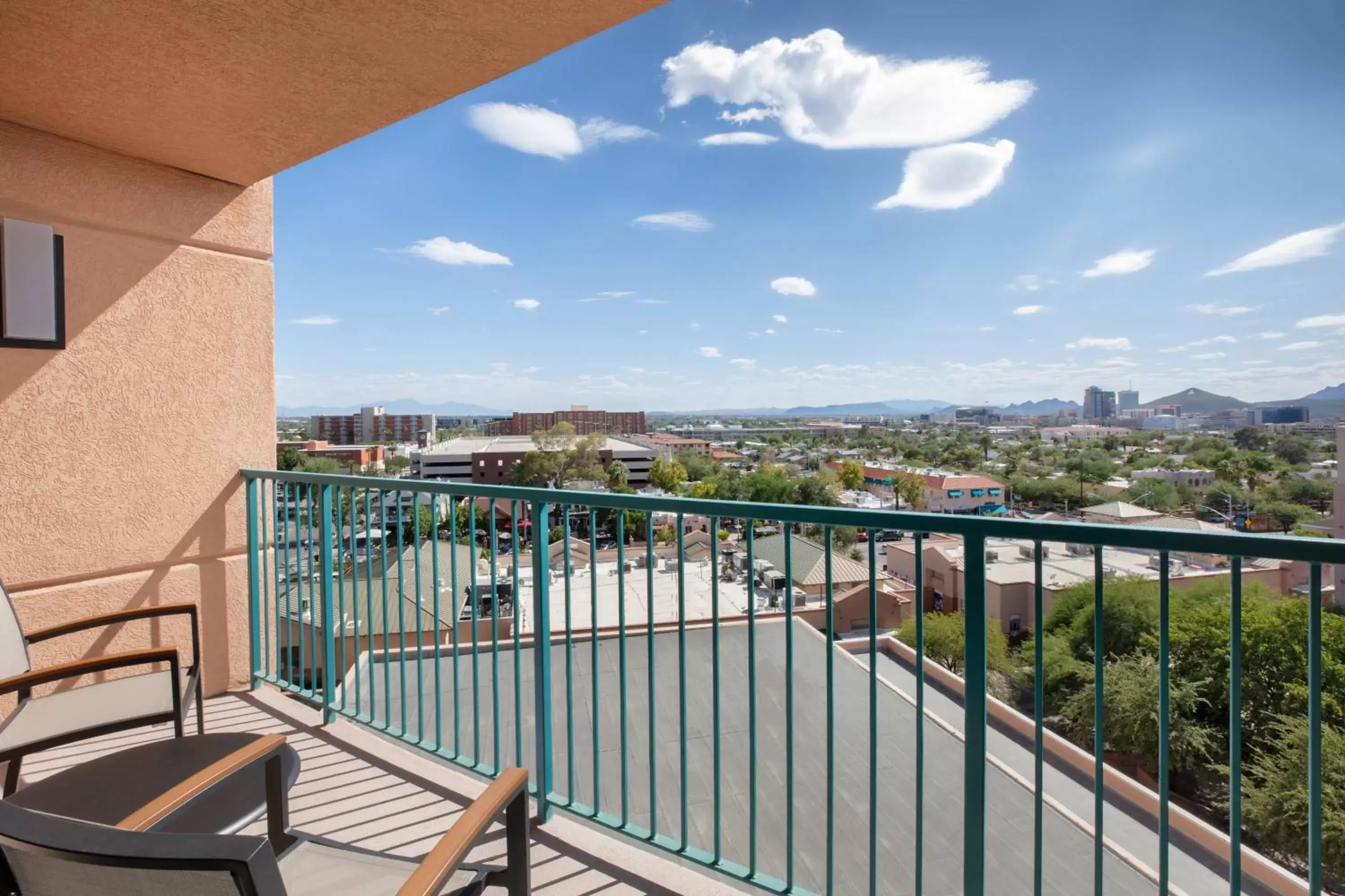 Photo of the whole room in Tucson Marriott University Park