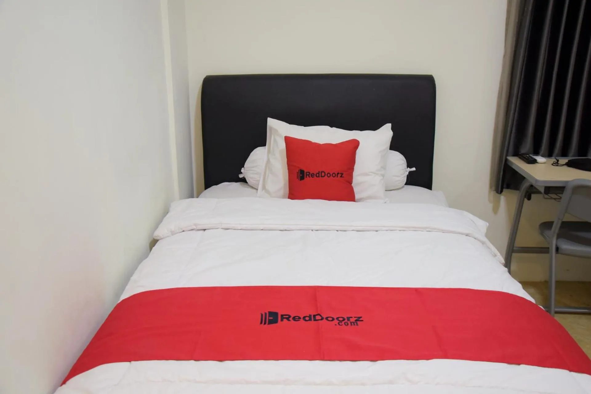 Bedroom, Bed in RedDoorz near GOR Satria Purwokerto