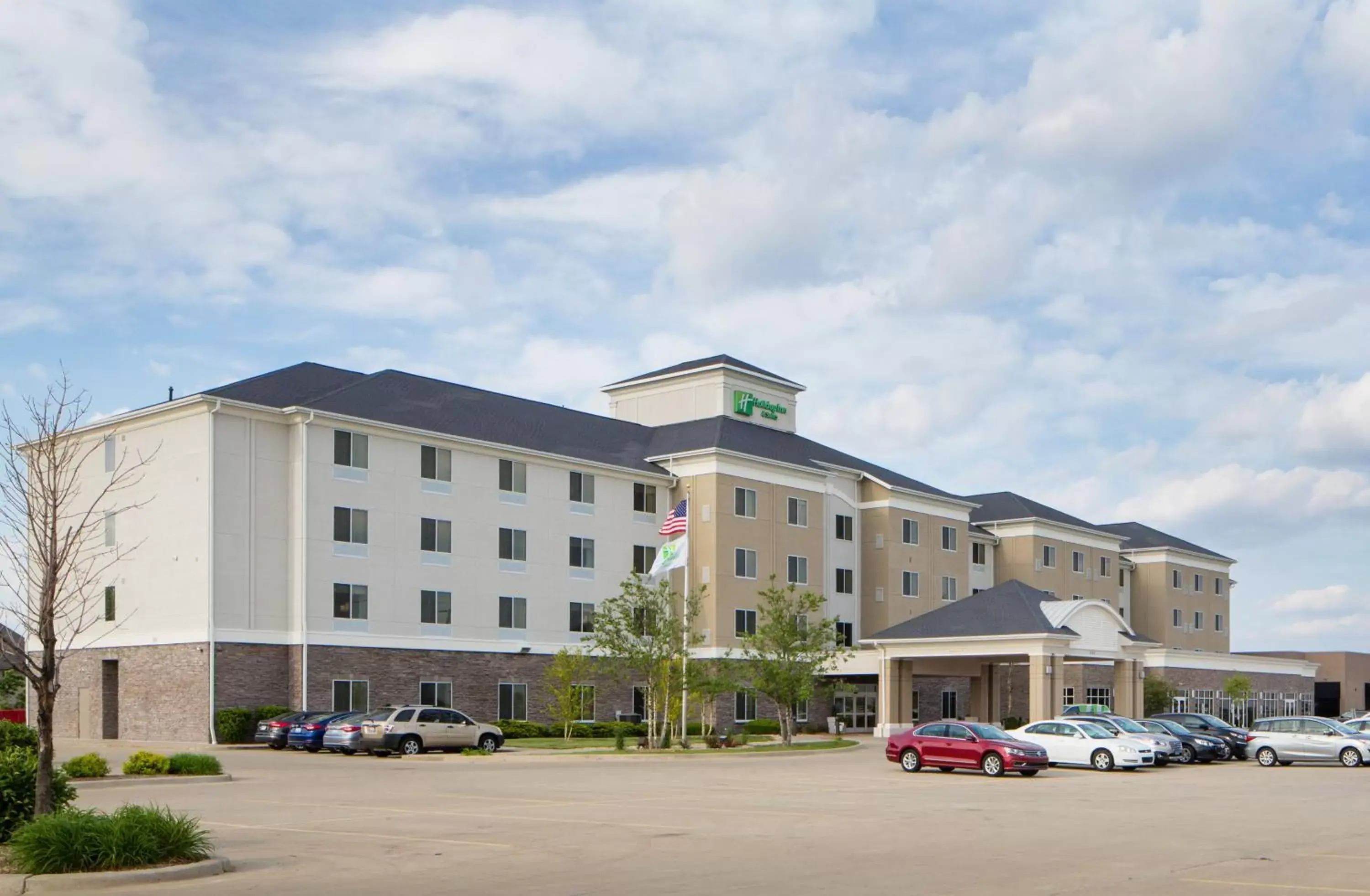 Property Building in Holiday Inn Hotel & Suites Bloomington Airport, an IHG Hotel