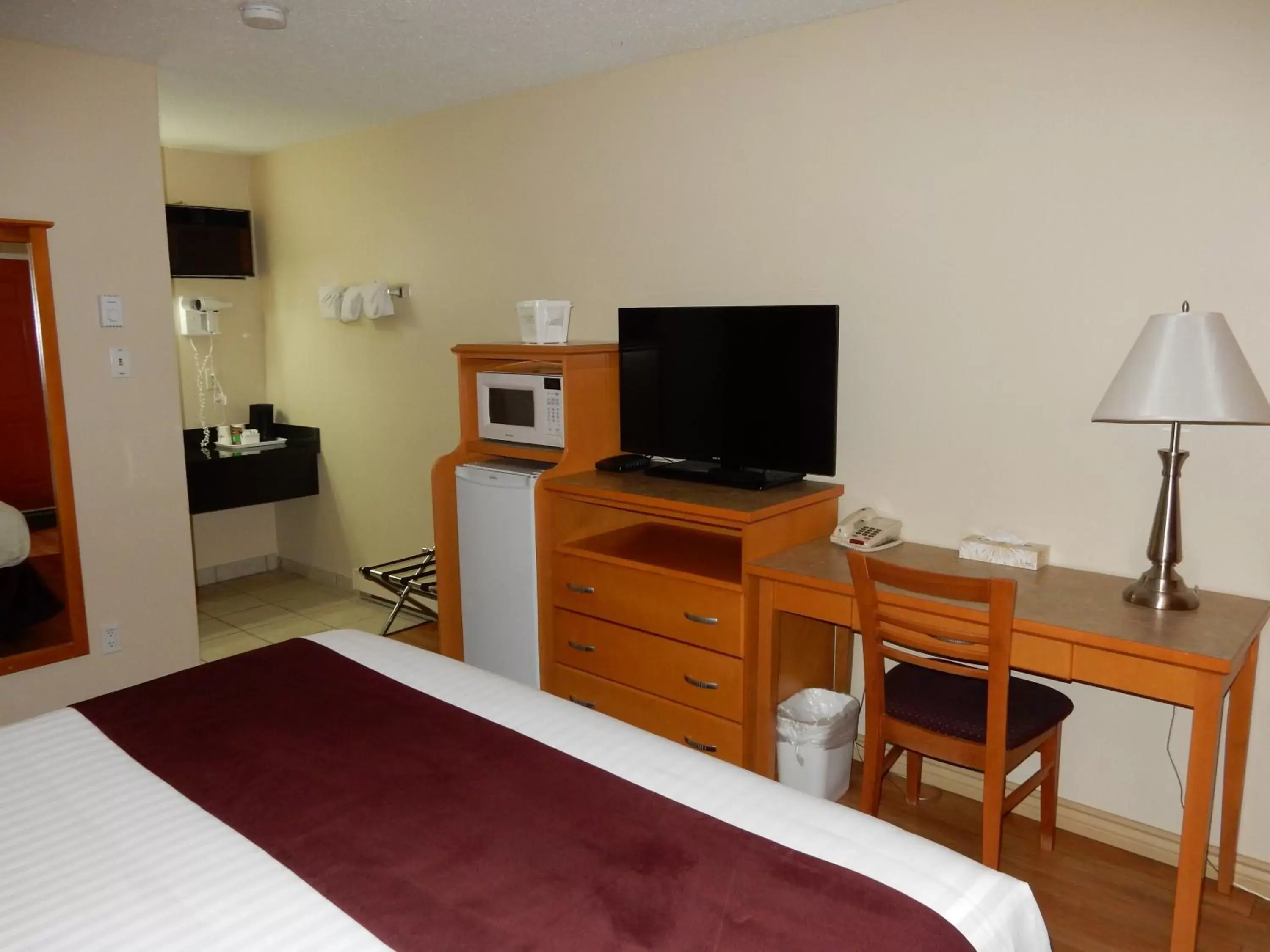 Bed, TV/Entertainment Center in Canadas Best Value Inn & Suites-Vernon