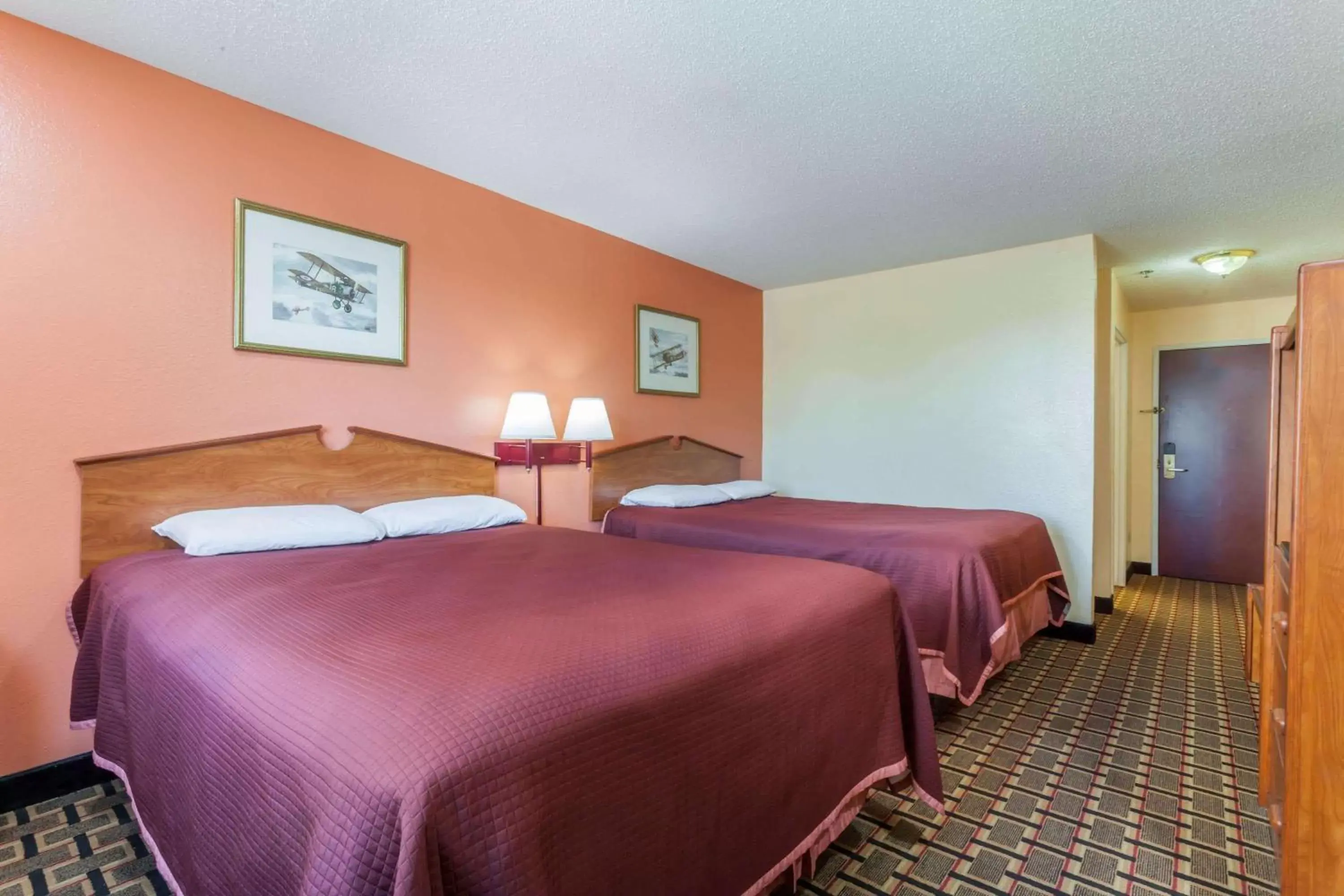 Photo of the whole room, Bed in Howard Johnson by Wyndham Airport