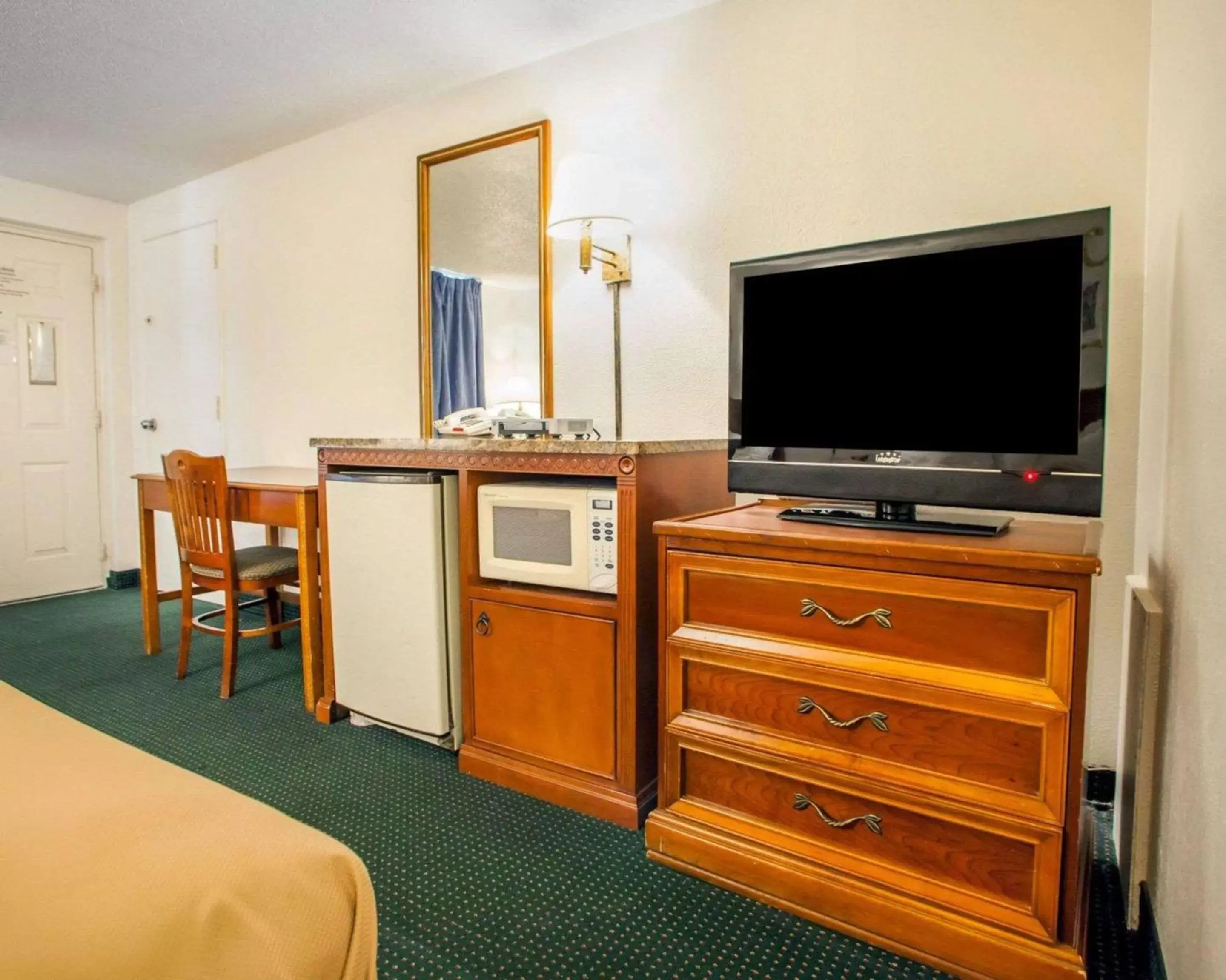 Photo of the whole room, TV/Entertainment Center in Econo Lodge Somers Point