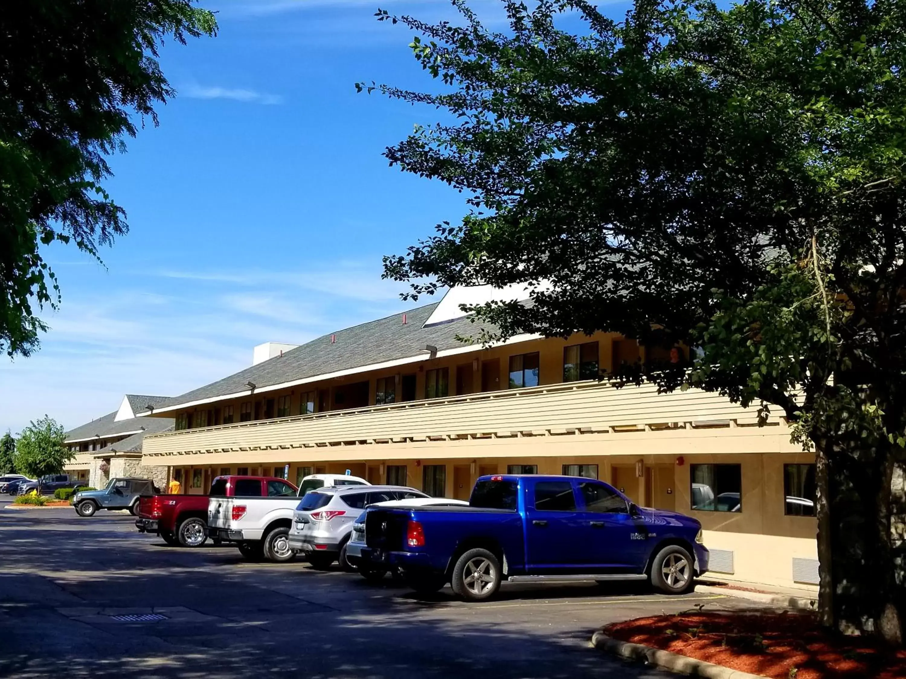 Property building in Days Inn & Suites by Wyndham Monroe Property building in Days Inn & Suites by Wyndham Monroe