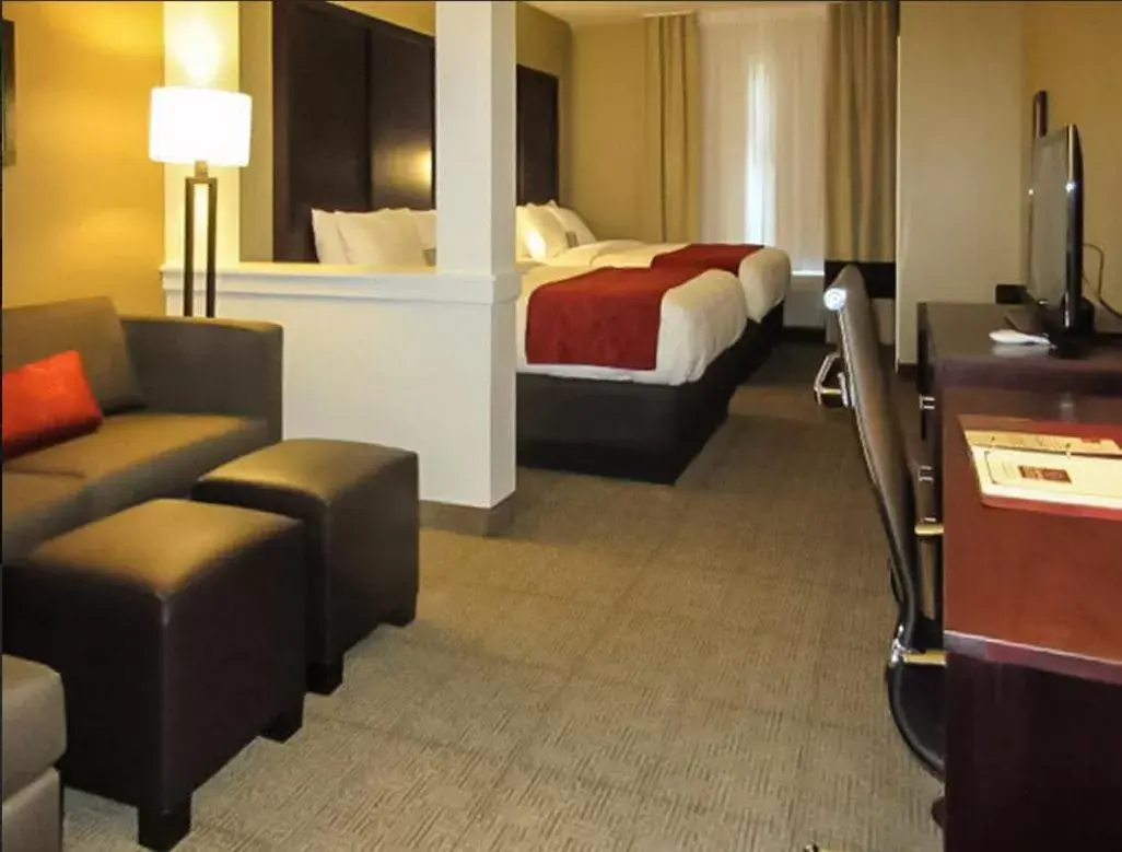 Queen Suite with Two Queen Beds with Sofabed- Non-Smoking in Comfort Suites-Youngstown North