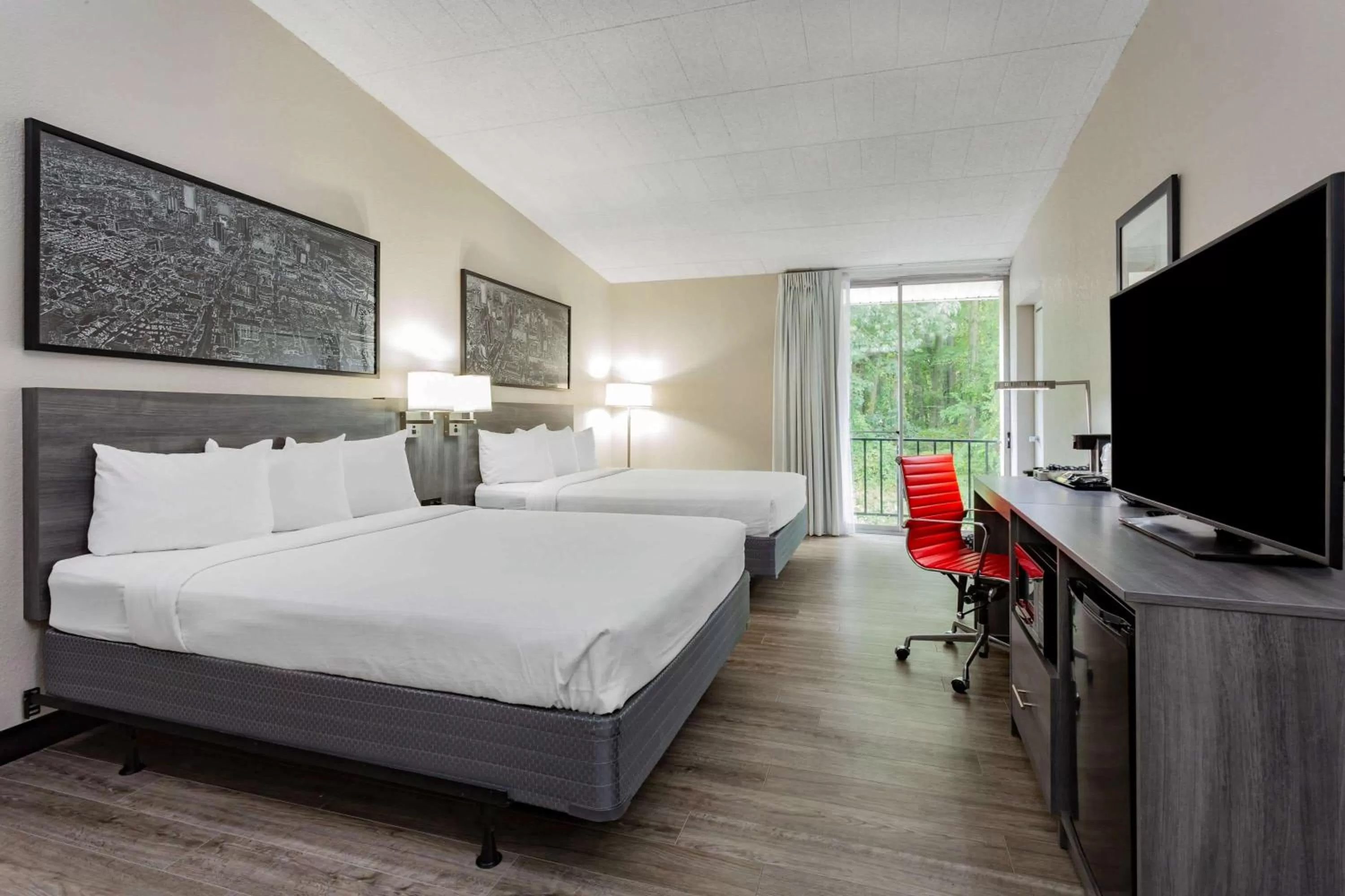 Restaurant/places to eat, Bed in Ramada by Wyndham Hartford North - Bradley Airport