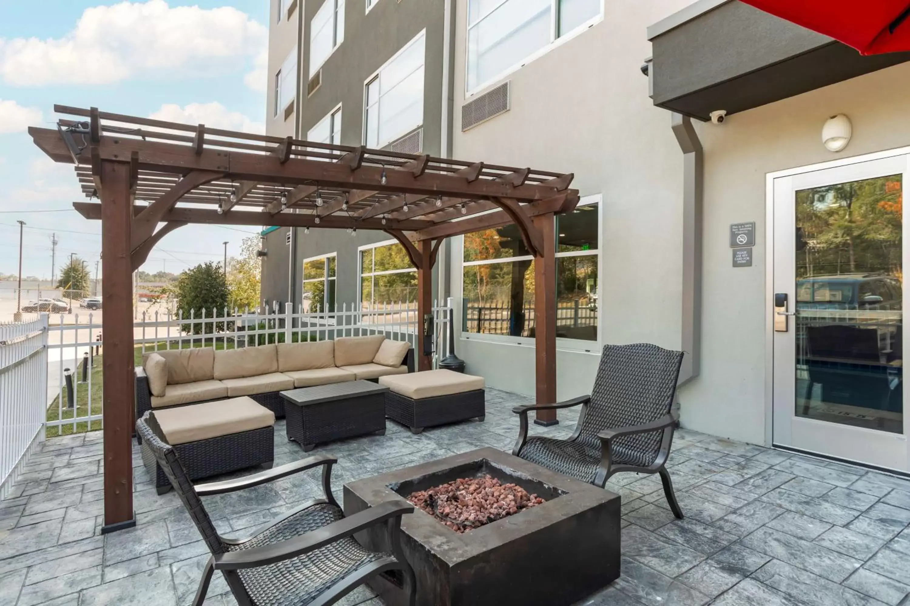 Property building, Seating Area in Best Western Plus Executive Residency Antioch Inn