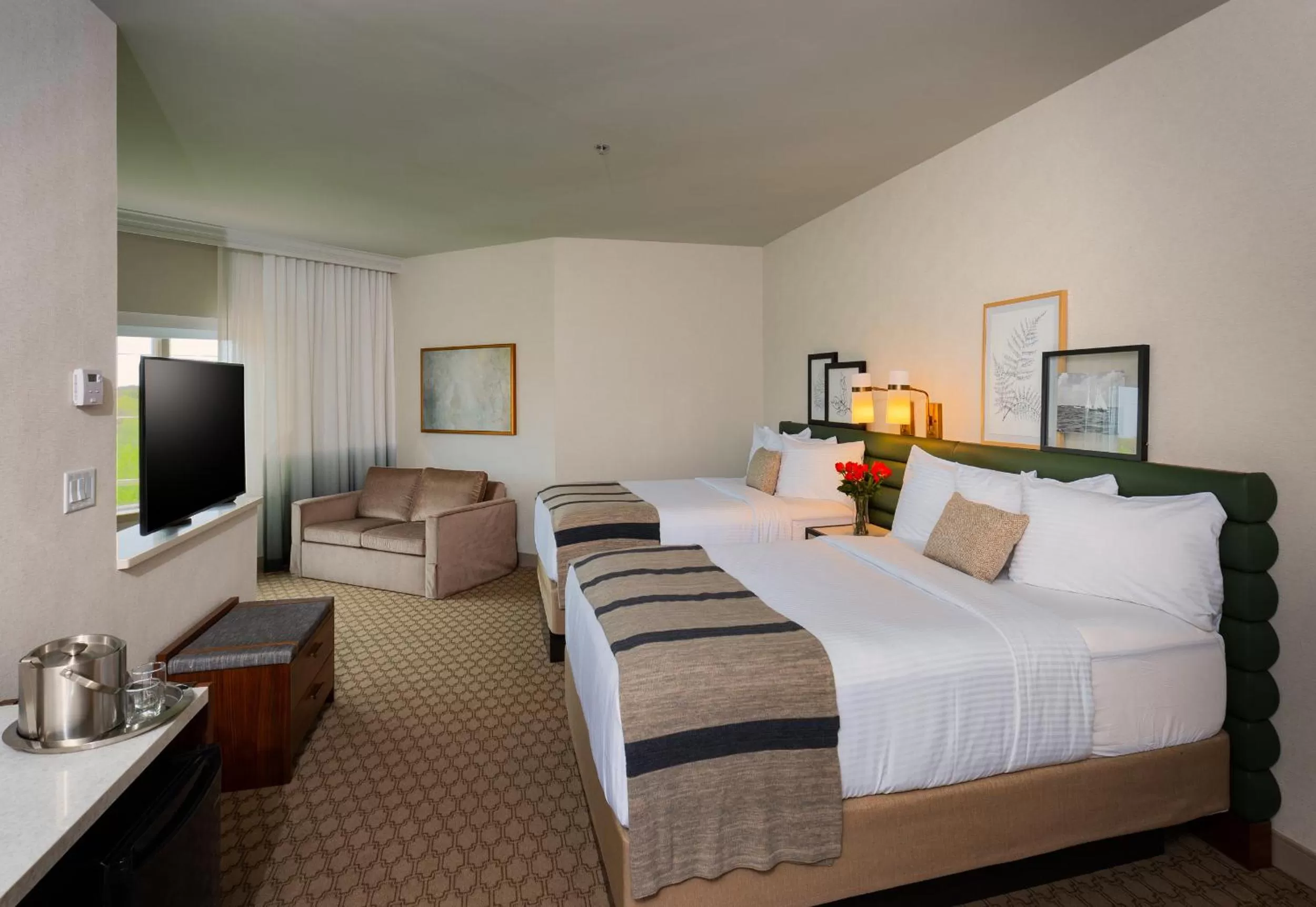 Photo of the whole room, Bed in The Ingleside Hotel