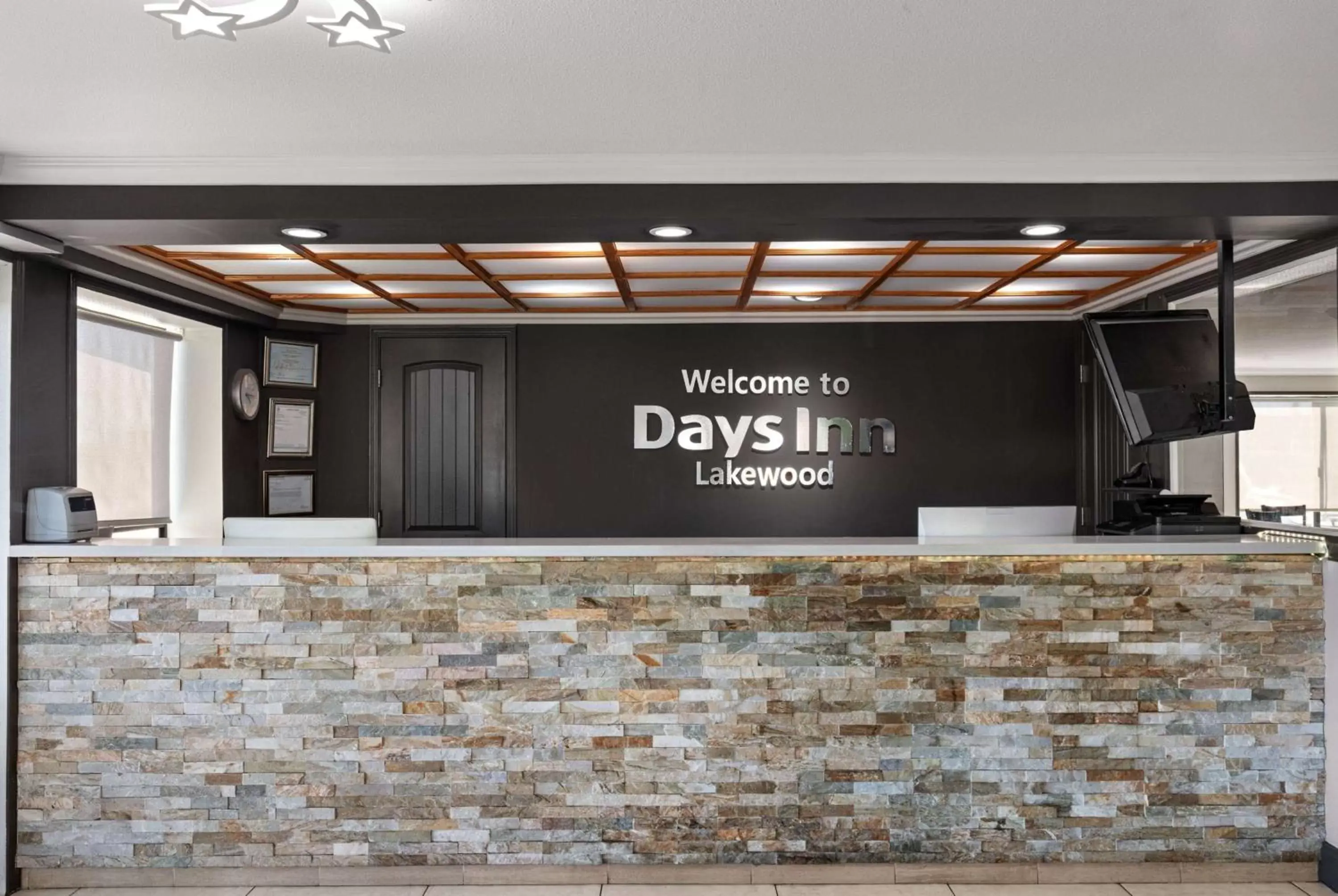 Lobby or reception in Days Inn by Wyndham Lakewood South Tacoma