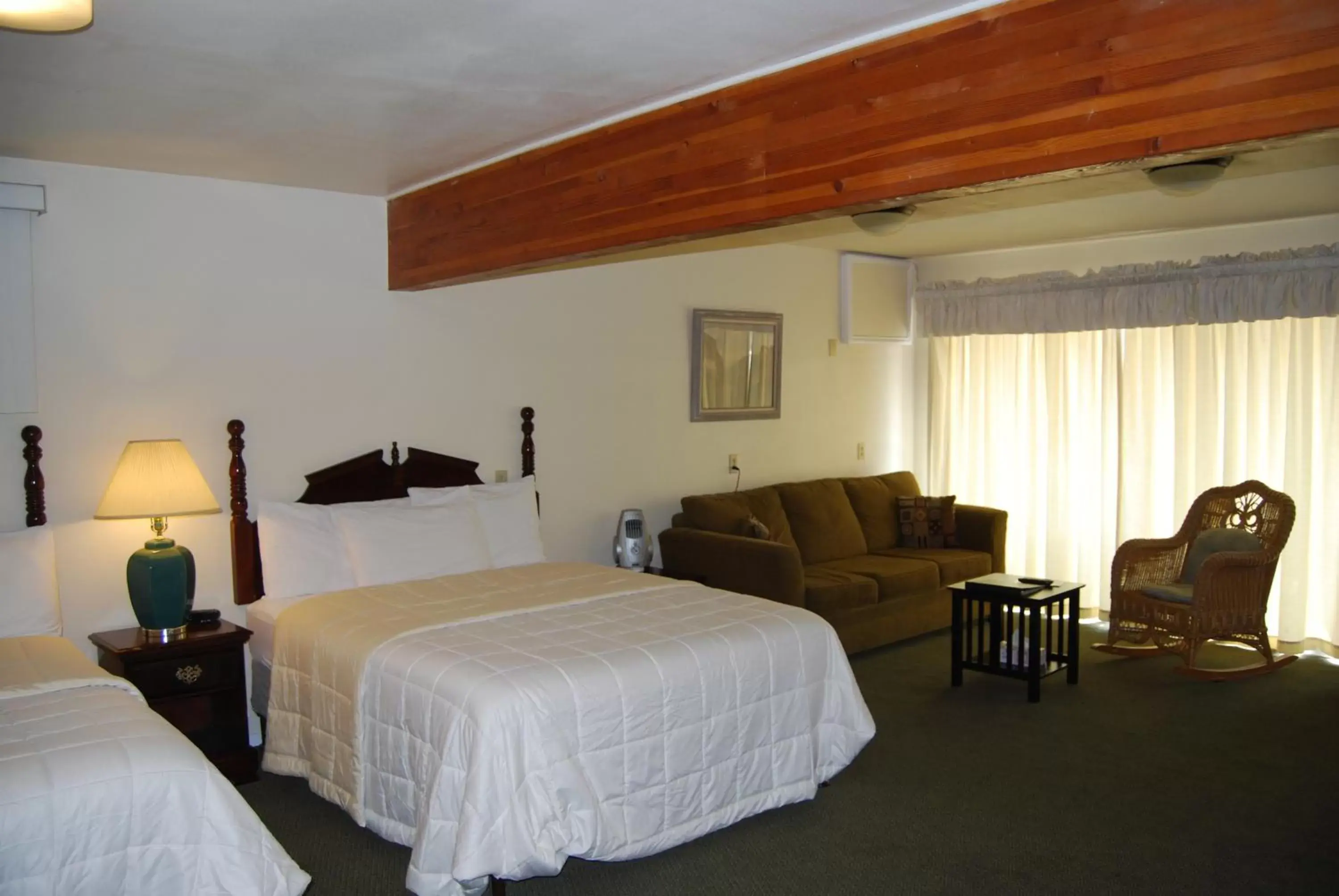 Photo of the whole room, Bed in 5th Street Inn