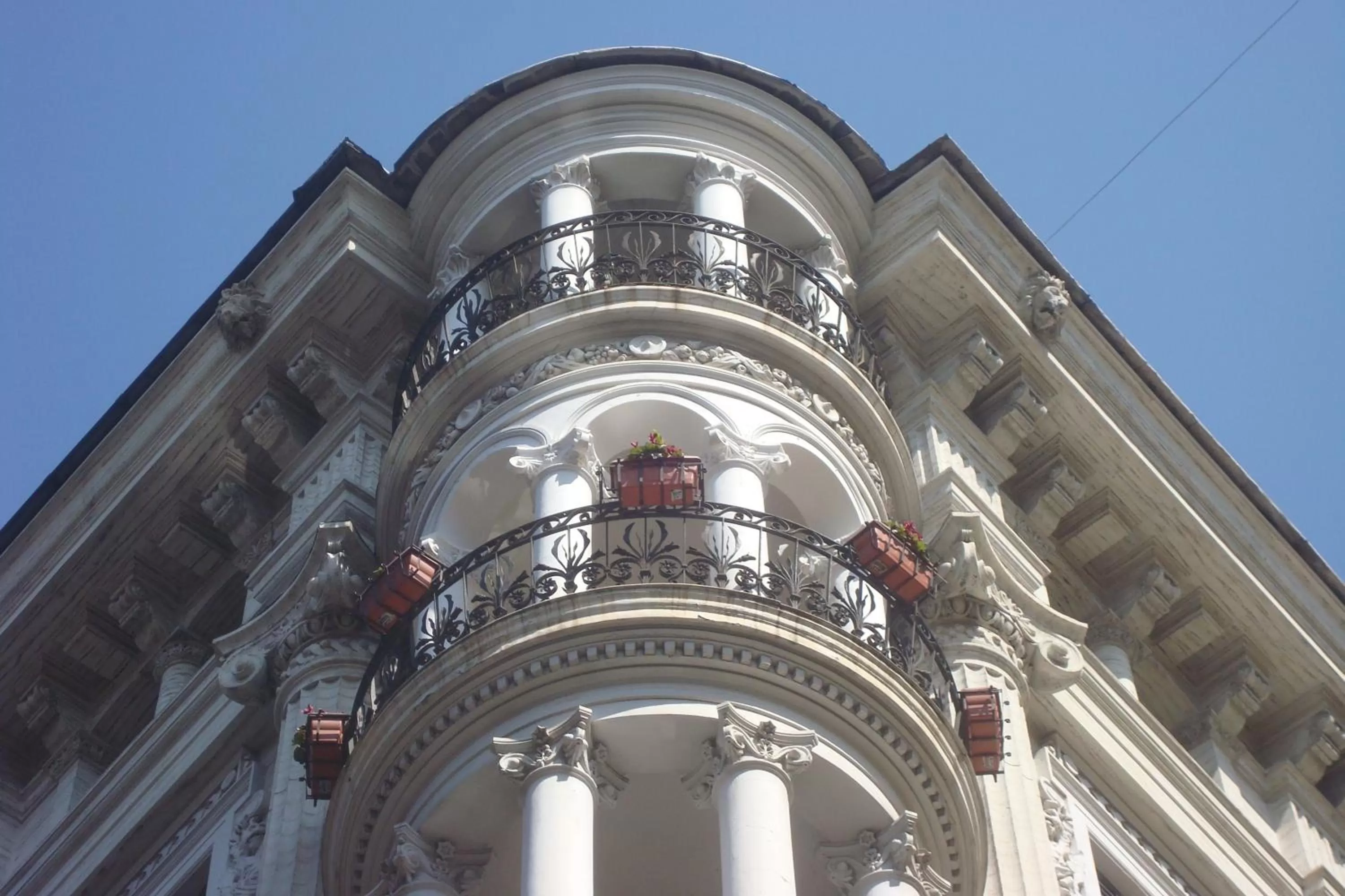 Property building in Hotel Le Petit