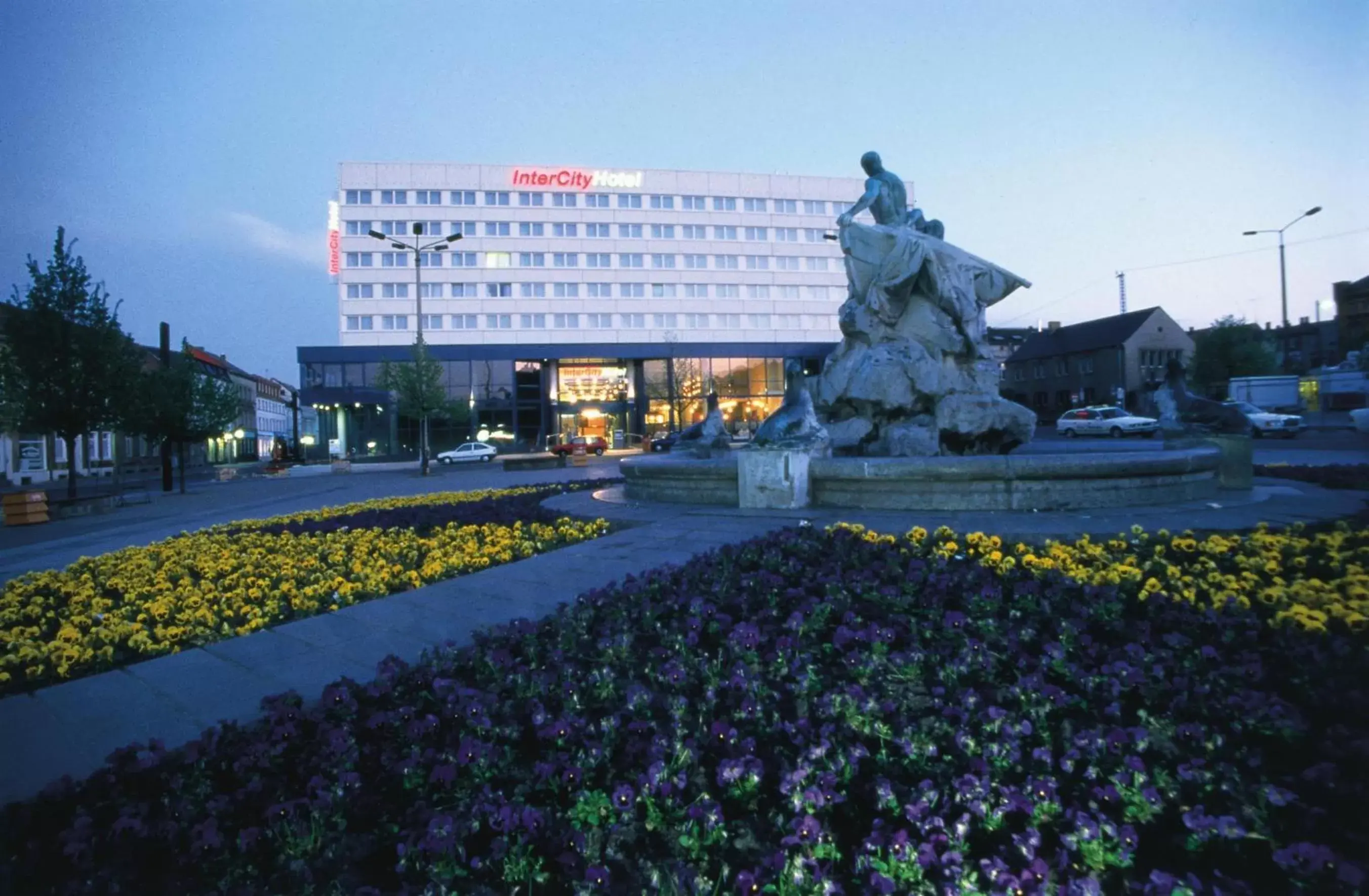 Facade/entrance, Garden in IntercityHotel Schwerin