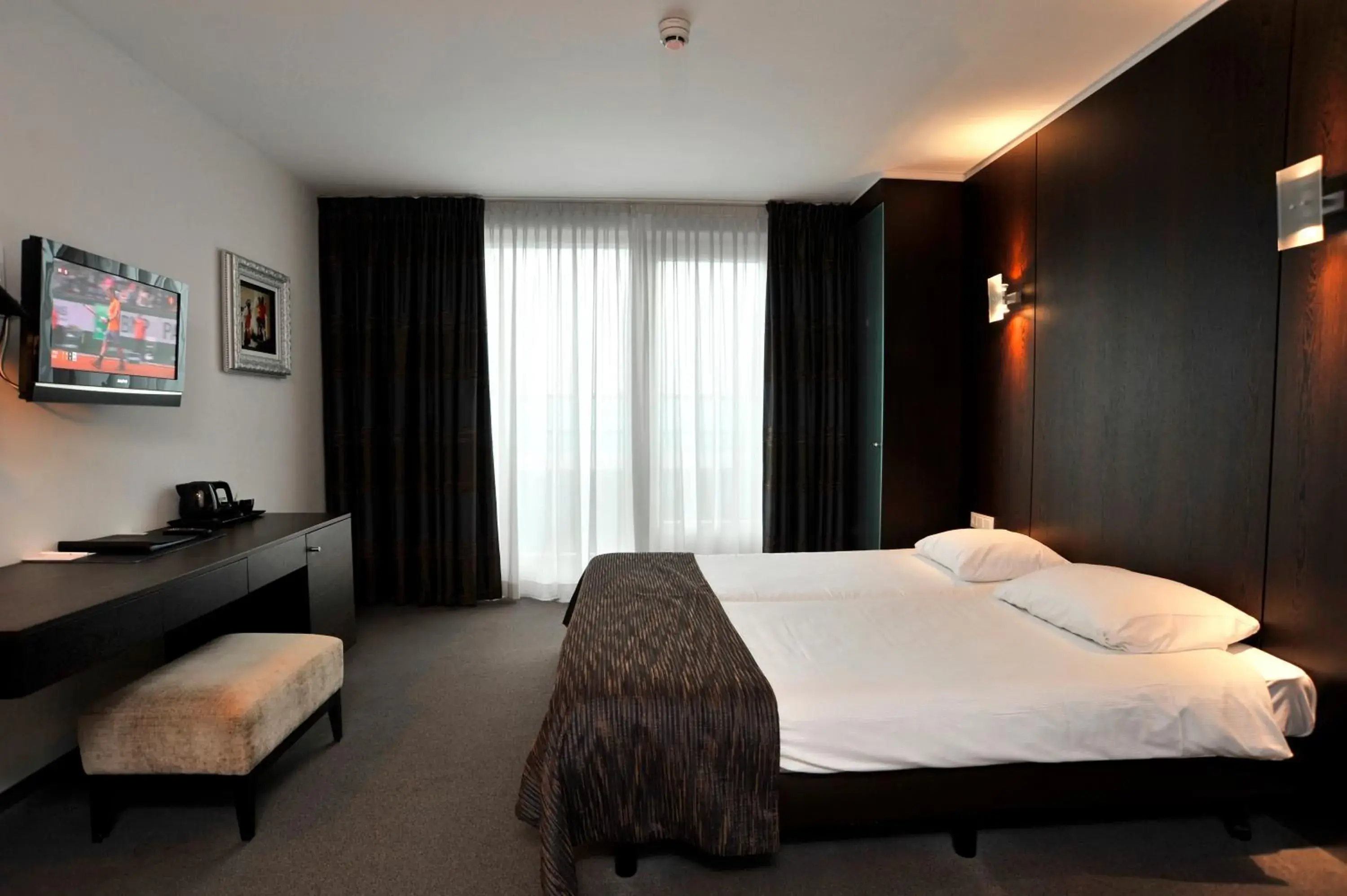 Photo of the whole room, Bed in Golden Tulip West Ende